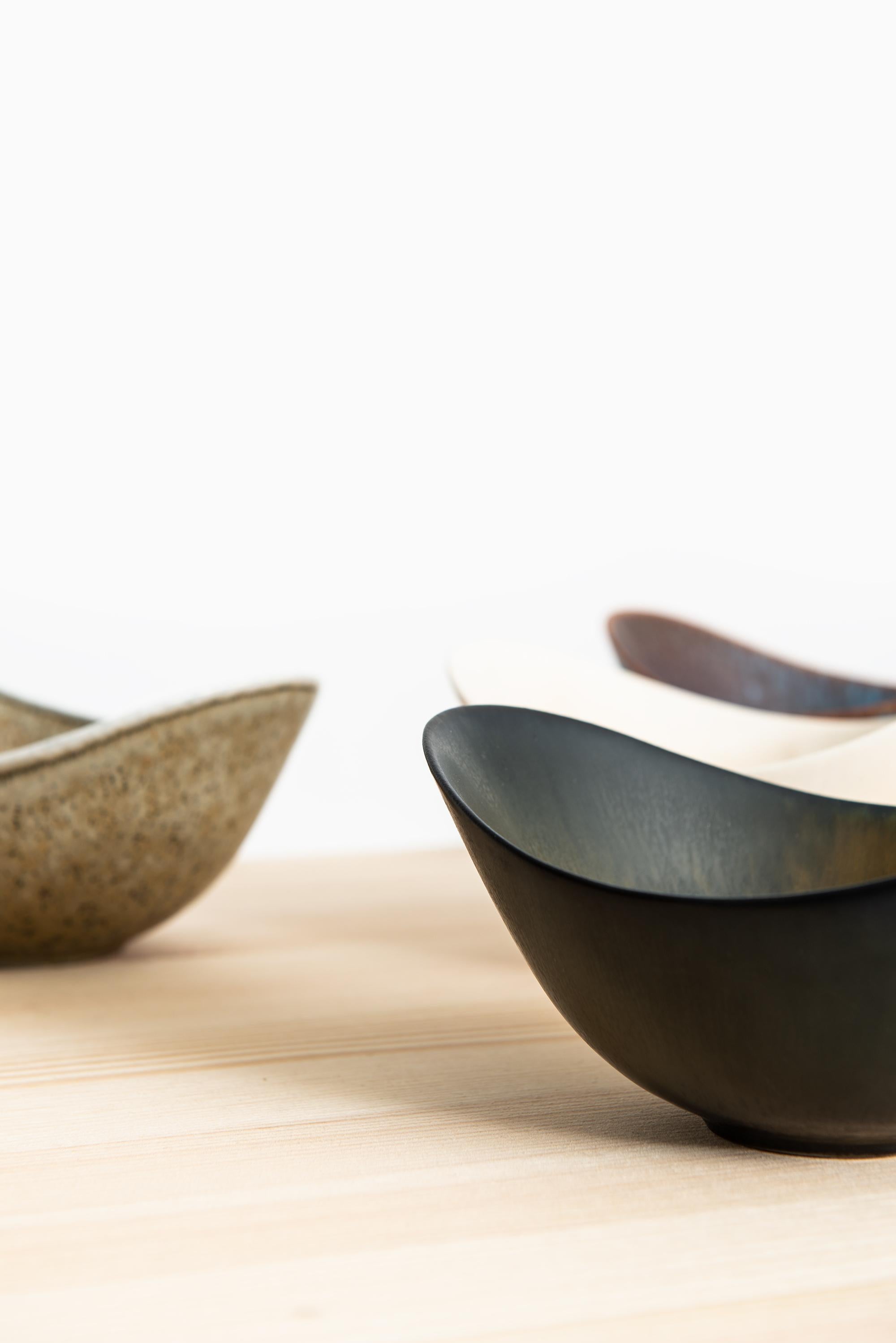 Gunnar Nylund Ceramic Bowl Model ARO by Rörstrand in Sweden In Good Condition In Limhamn, Skåne län