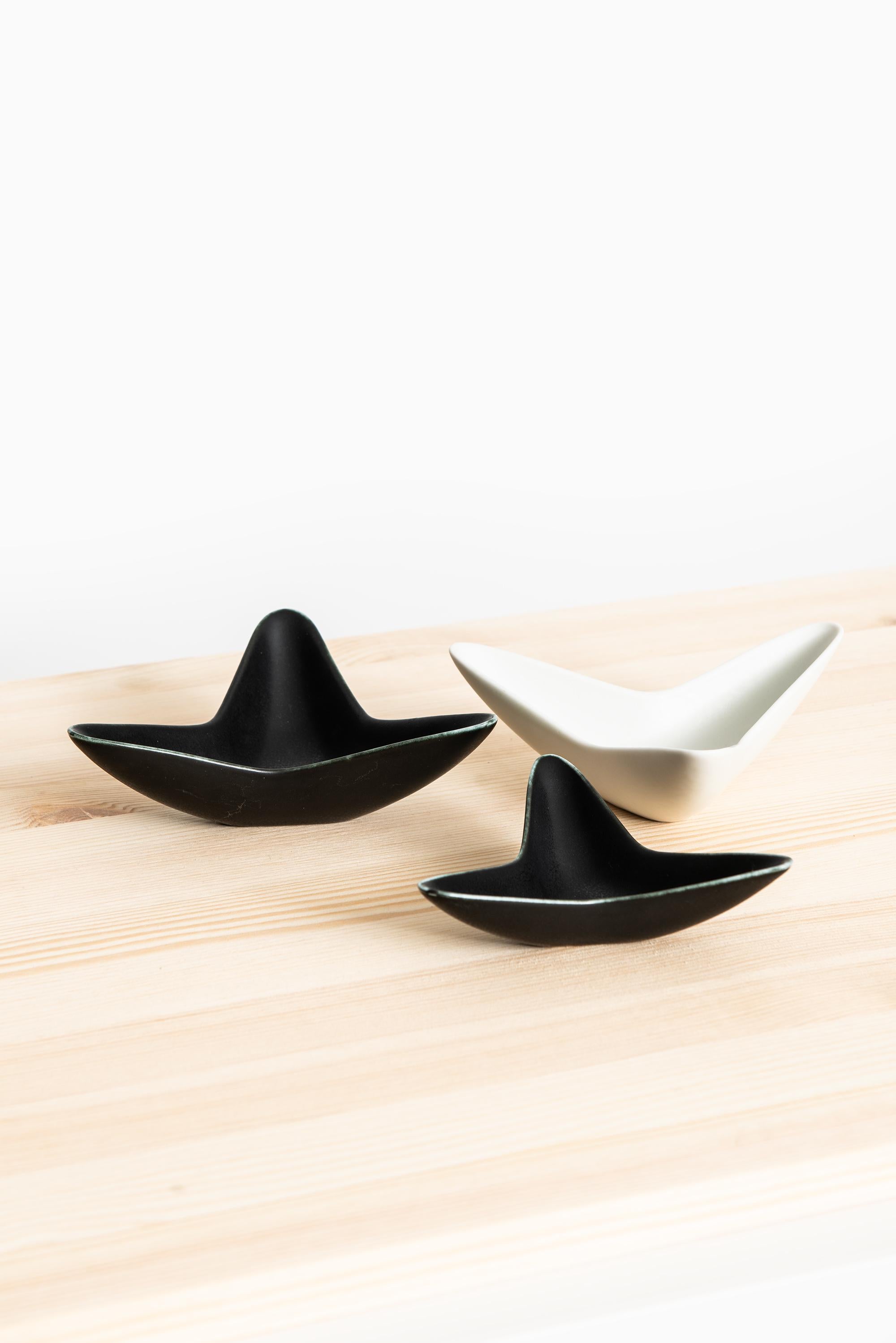 Set of 3 ceramic bowls model Caolina designed by Gunnar Nylund. Produced by Rörstrand in Sweden.