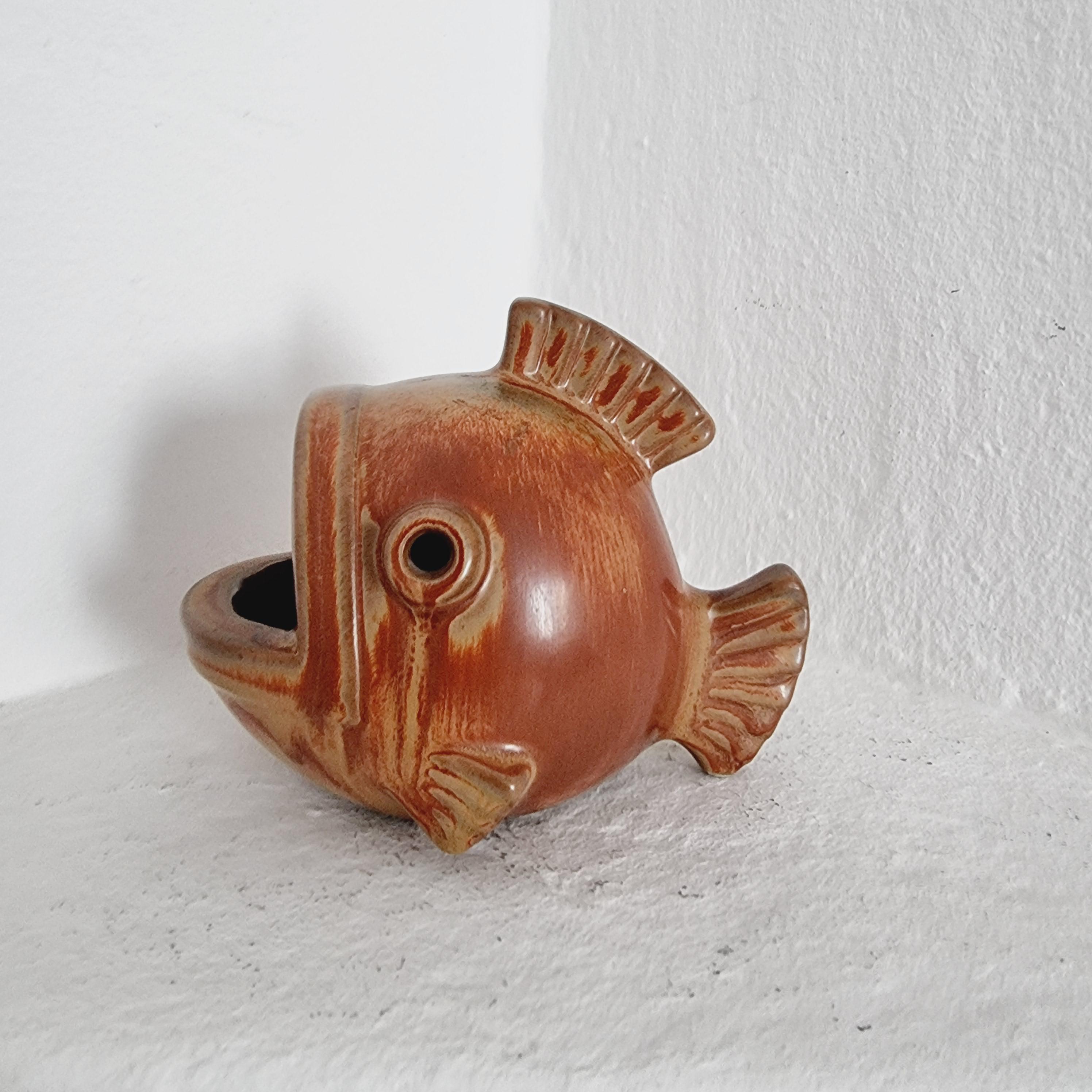 Vase/bol en céramique en forme de poisson, conçu par Gunnar Nylund pour Rörstand. Suède, milieu des années 1900. 

Signé. En bon état.