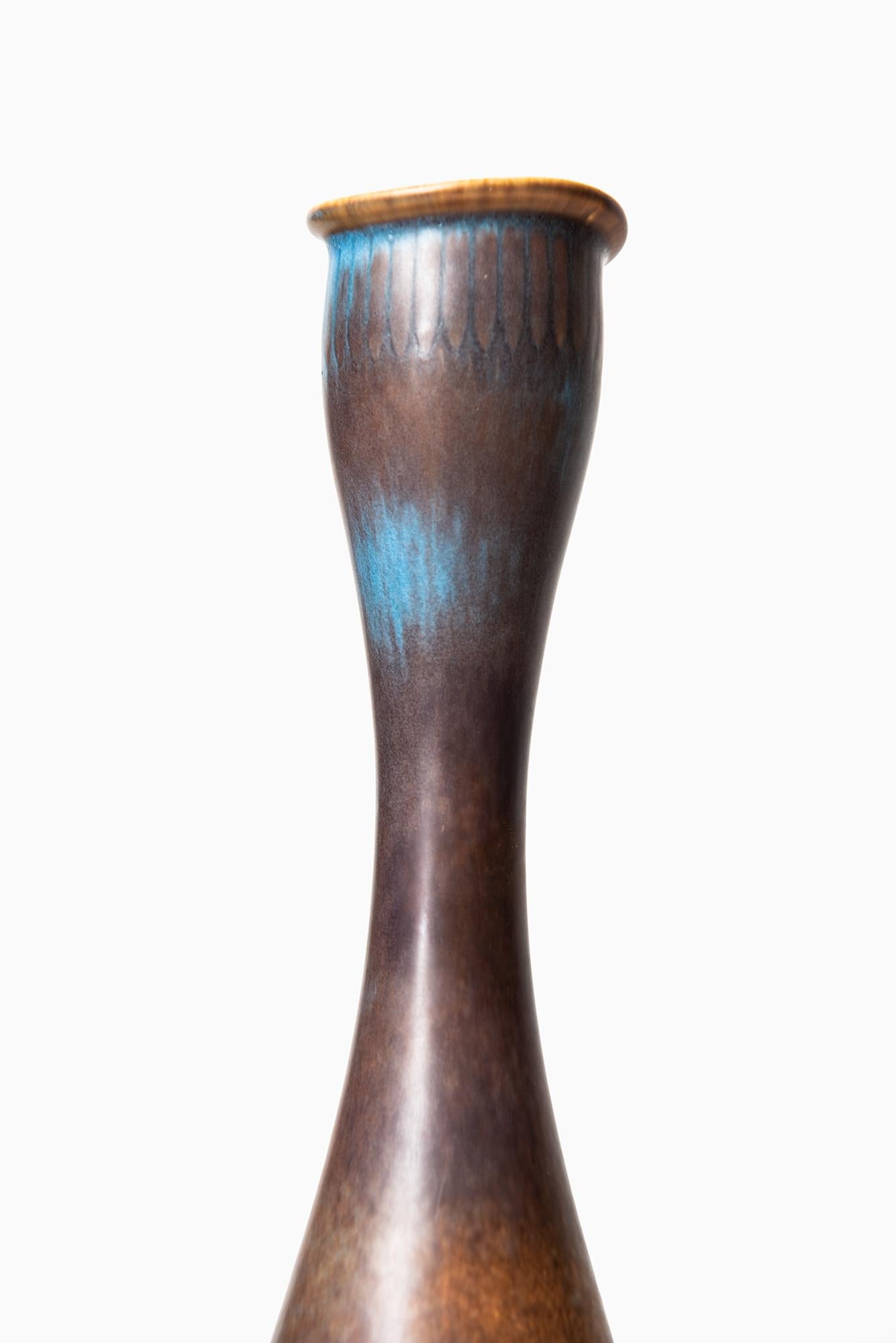 Rare vase en céramique conçu par Gunnar Nylund. Produit par Rörstrand en Suède.