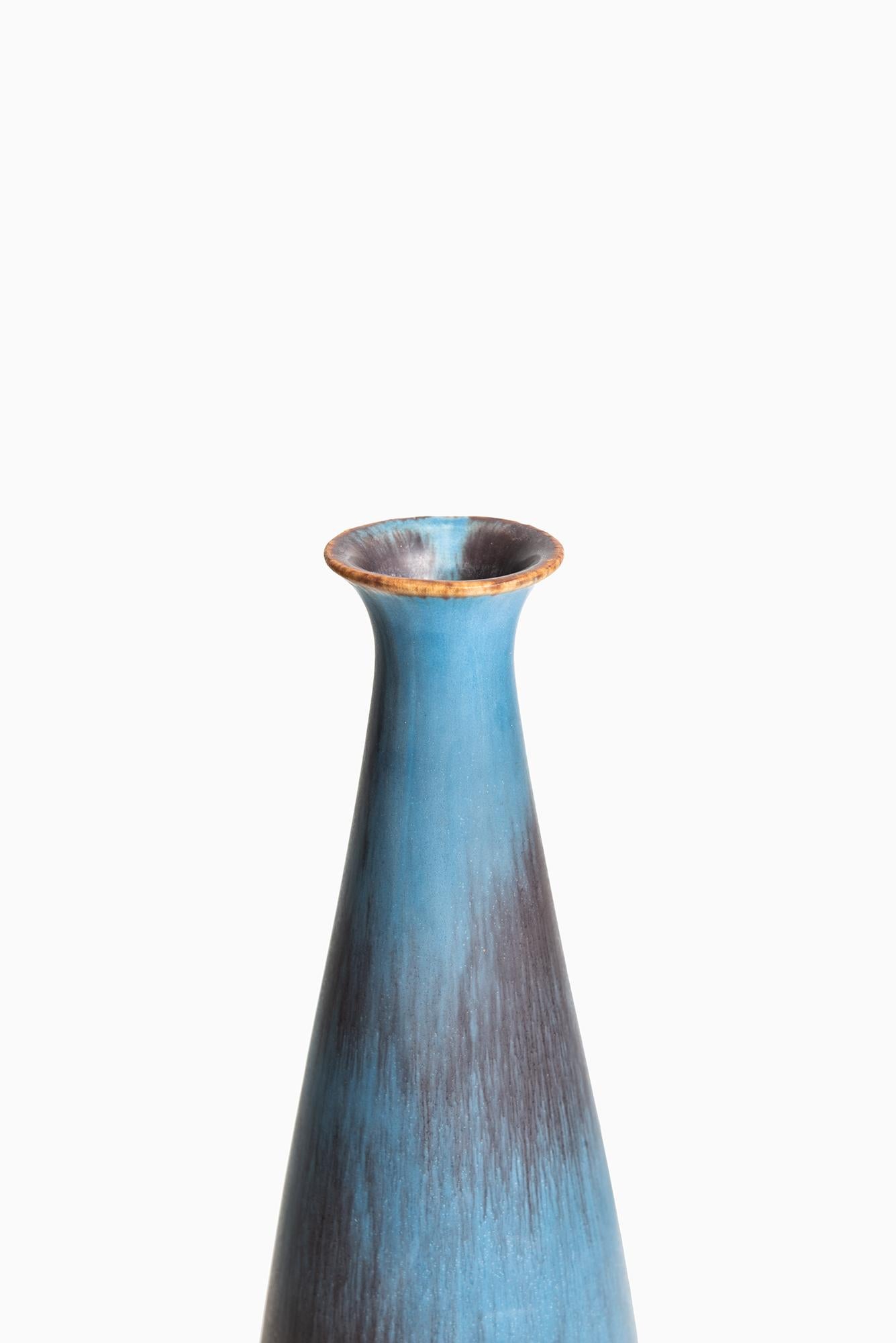 Rare vase en céramique conçu par Gunnar Nylund. Produit par Rörstrand en Suède.