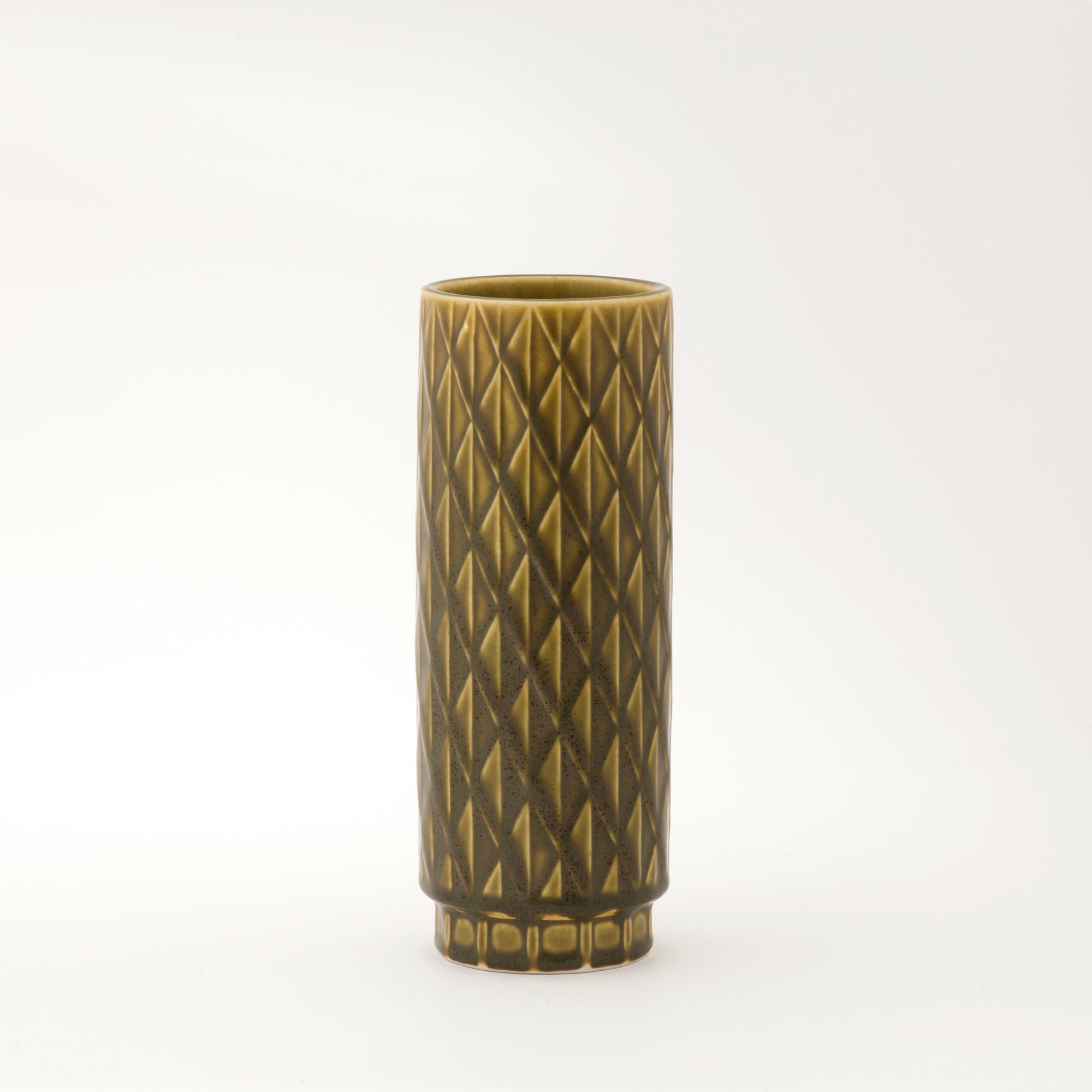 Vaso in ceramica Stoneware serie Eterna di Gunnar Nylund per Rörstrand Svezia 1960.
Smalto verde oliva con decorazione in rilievo.