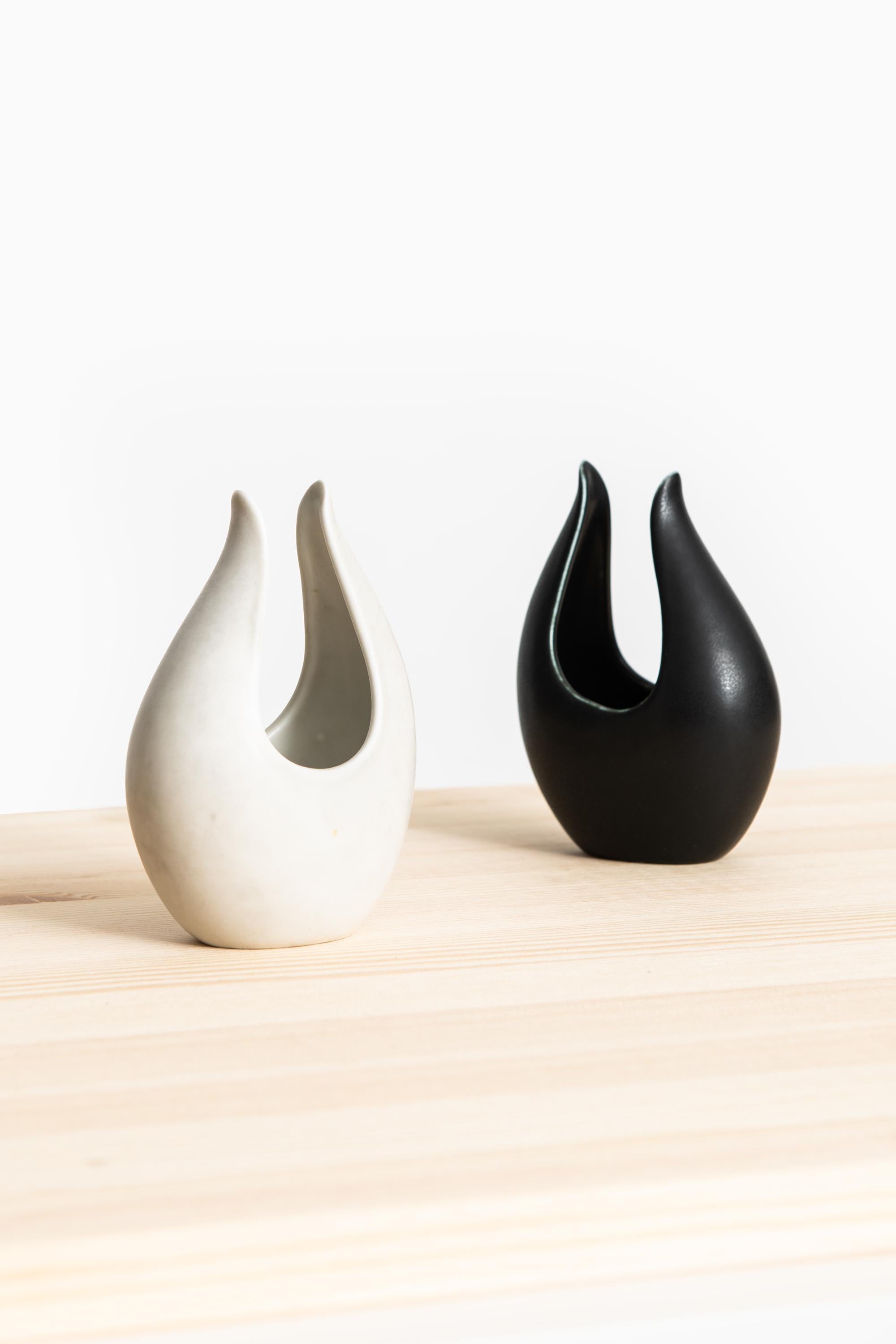 Paire de vases en céramique Caolina conçus par Gunnar Nylund. Produit par Rörstrand en Suède.