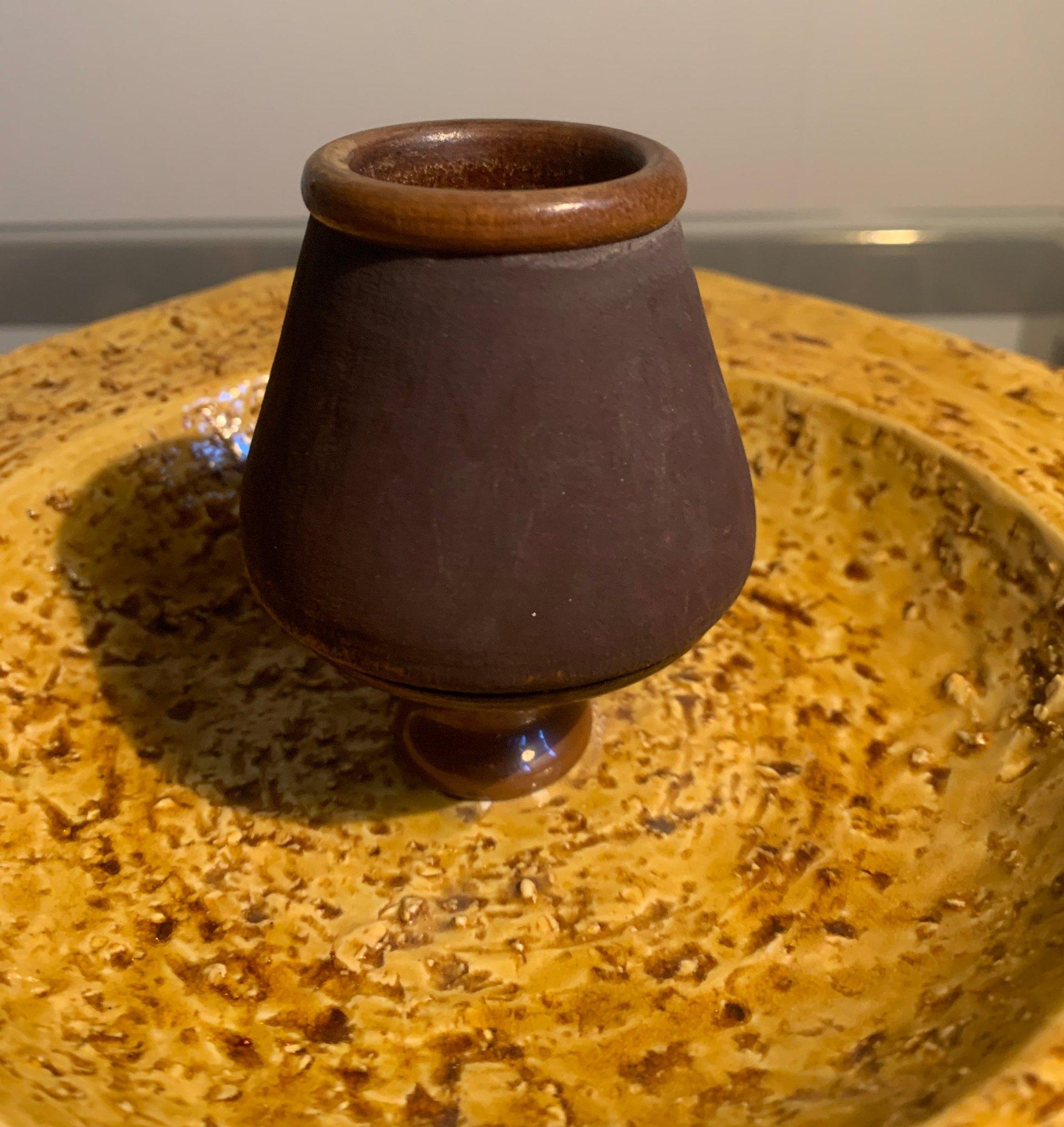 Atypical dish in chamotte, by Gunnar Nylund, Rörstrand.
Ocher in color with beautiful proportions.
Small central vase that can be used as a candle holder, incense burner, presentation dish.
It can have several functions according to your