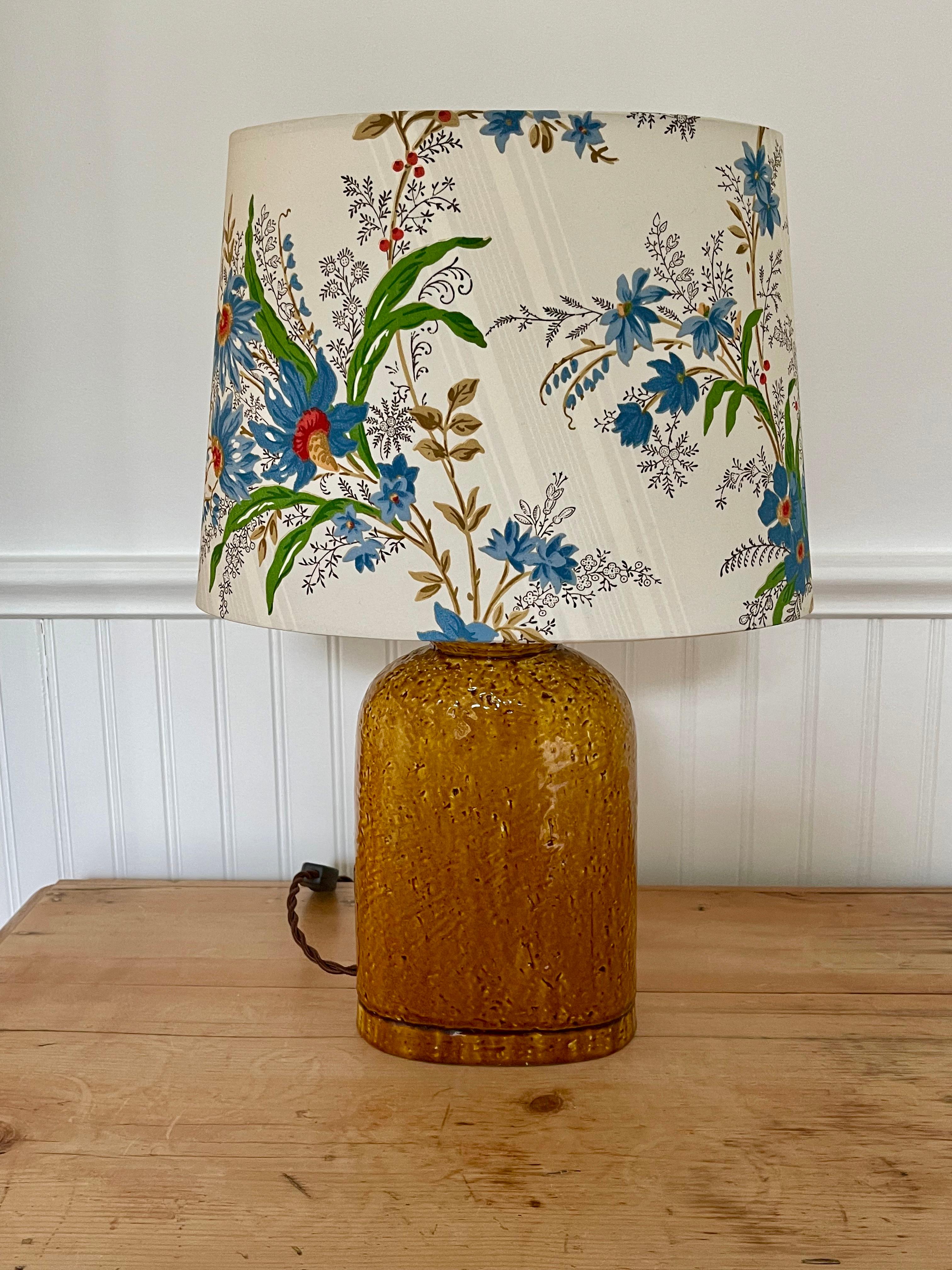 Rare table lamp by Gunnar Nylund (1904-1997) for Rörstrand Fabriks
An ovular shape crafted in chamotte with a rich ochre glaze
Custom Décors Barbares lampshade 
12.5