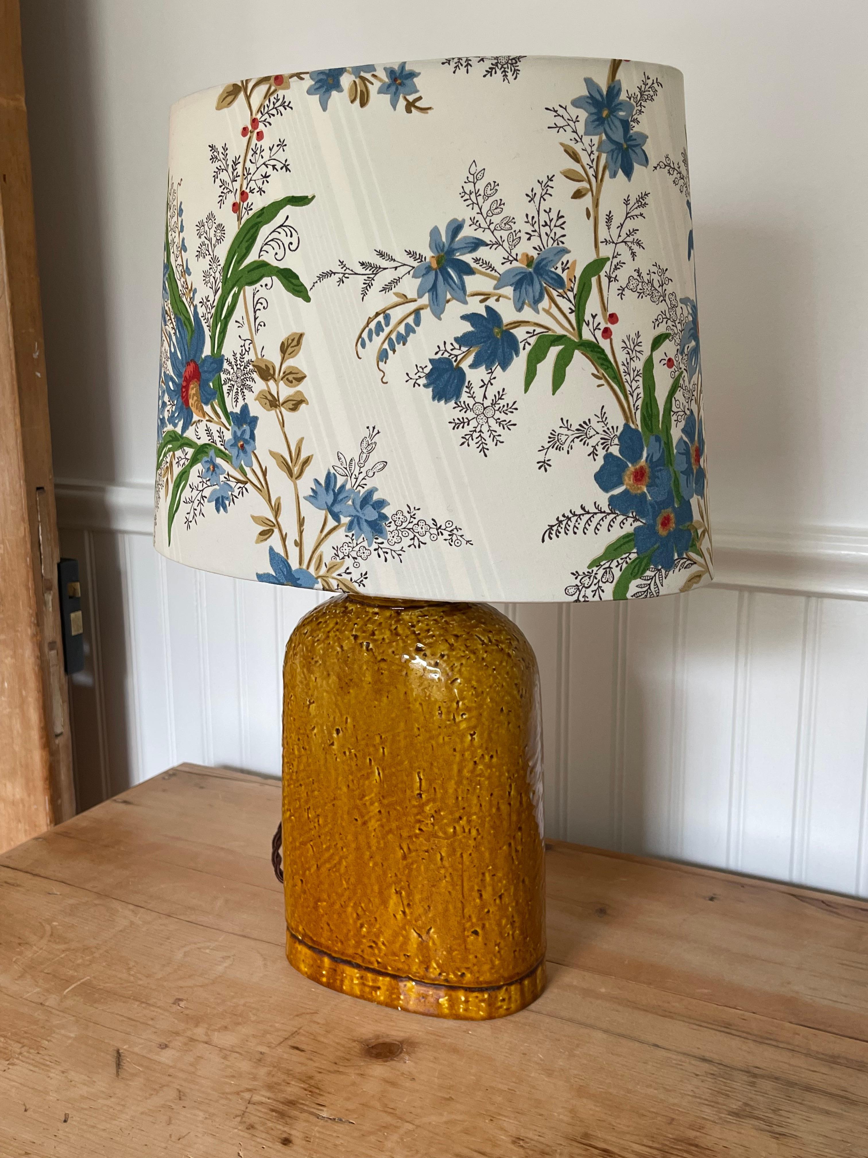 Scandinavian Modern Gunnar Nylund Chamotte Table Lamp in Ochre with Décors Barbares Shade