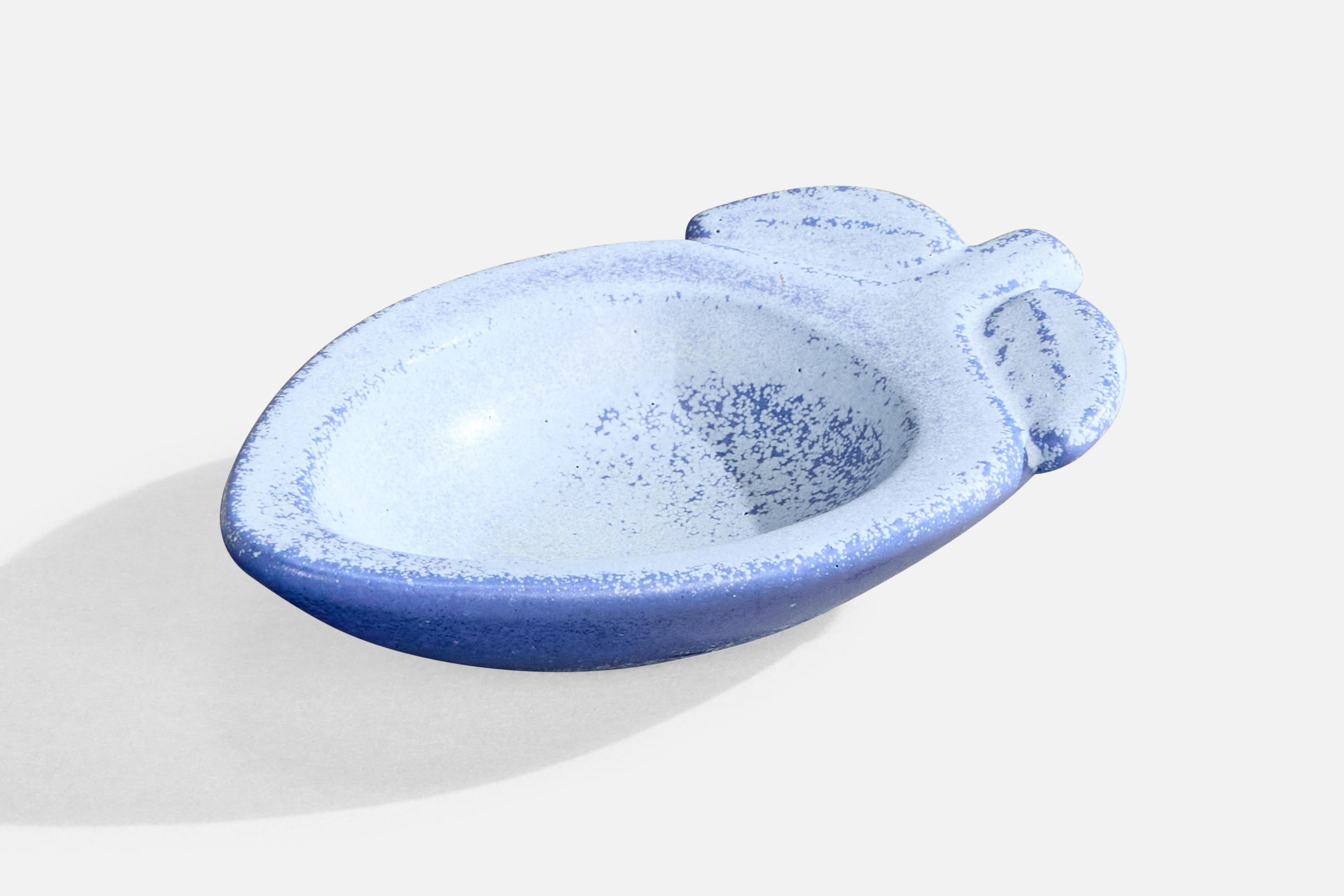 Plat en grès émaillé bleu conçu par Gunnar Nylund et produit par Rörstrand, Suède, vers les années 1940.

Dimensions globales (pouces) : 1,1 