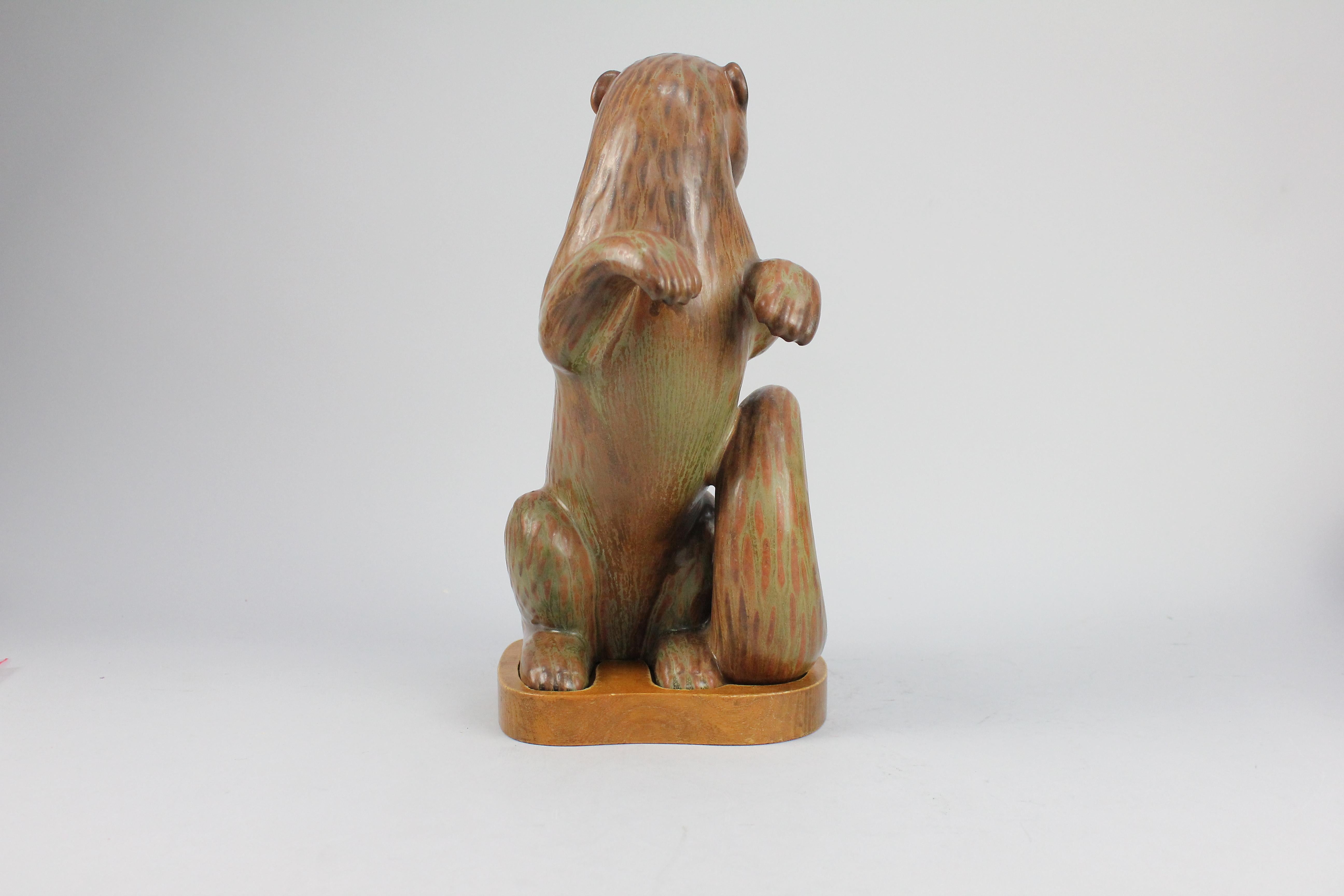 Really nice stoneware sculpture by Gunnar Nylund with an imposing face and glaze. 
Depicting a Hermelin or a Ferret. Stands on the original elm stand from Rörstrand. The sculpture can of course stand all by itself without the wooden stand.

The