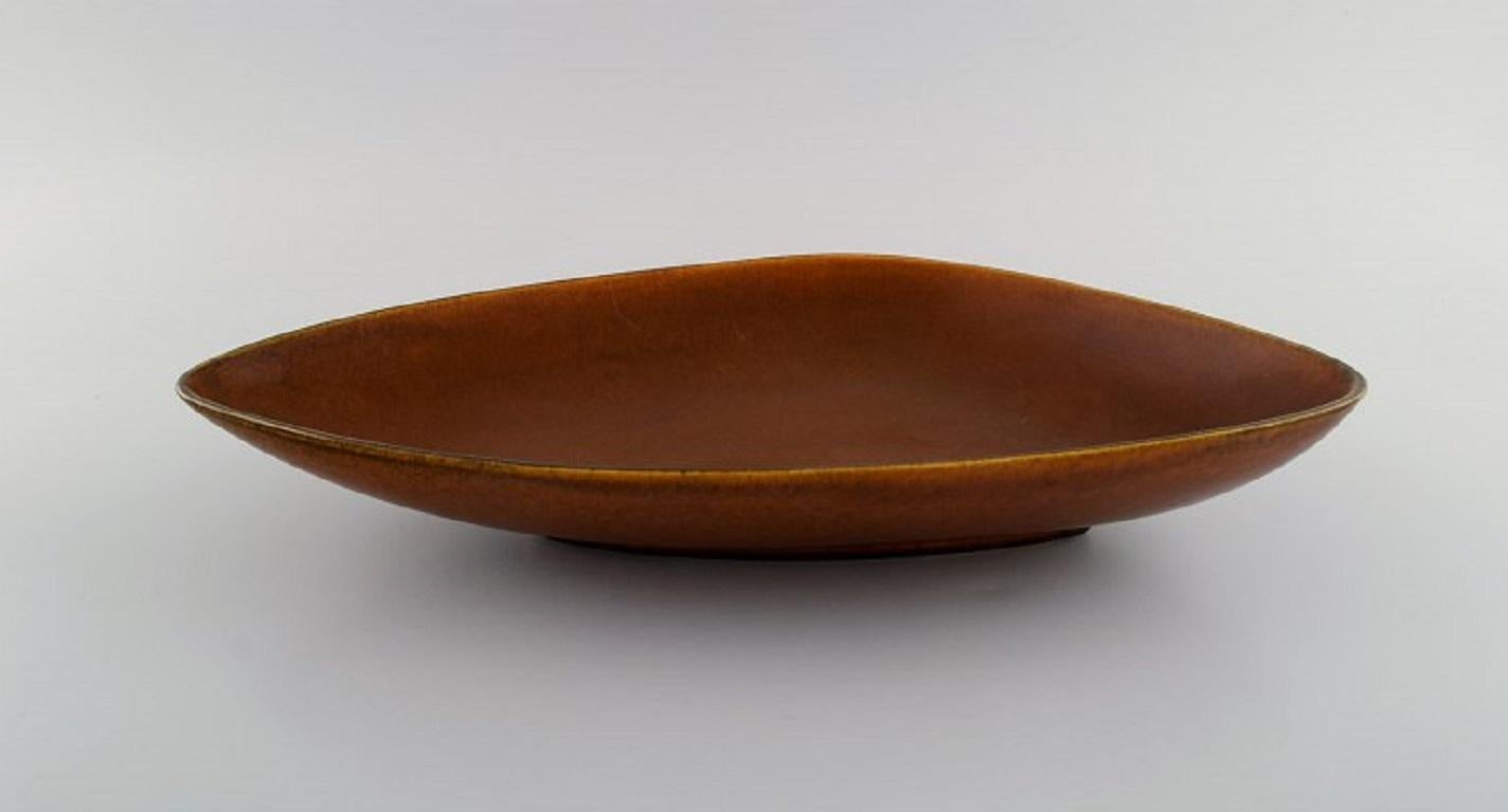 Gunnar Nylund for Nymølle. Dish / bowl in glazed ceramics. 
Beautiful glaze in light brown shades. 
1960s.
Measures: 37 x 6 cm.
In excellent condition.
Signed.