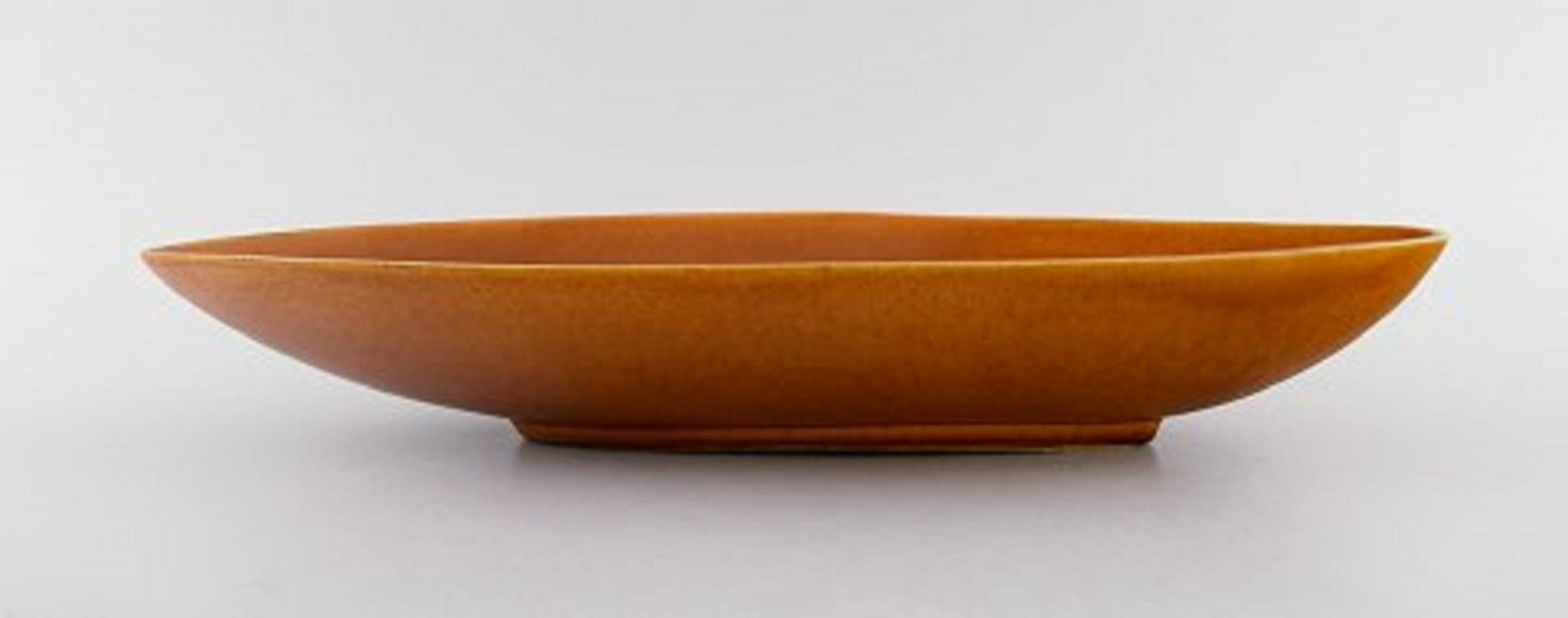 Gunnar Nylund for Nymølle. Large triangular dish in glazed ceramics. Beautiful glaze in light brown shades, 1960s.
Measures: 37 x 19 x 6 cm.
In excellent condition.
Signed.