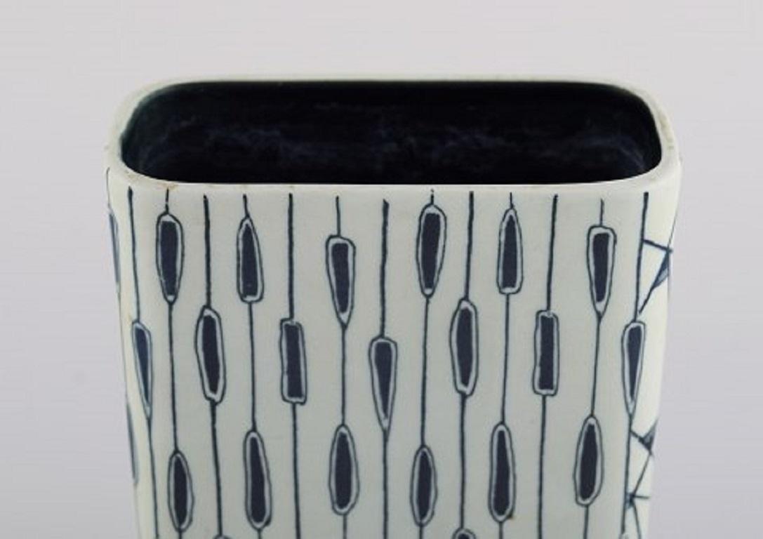 Gunnar Nylund for Nymølle. Rare Akvaria vase in hand painted glazed ceramics, 1960s.
Measures: 14 x 9.5 cm.
In excellent condition.
Stamped.