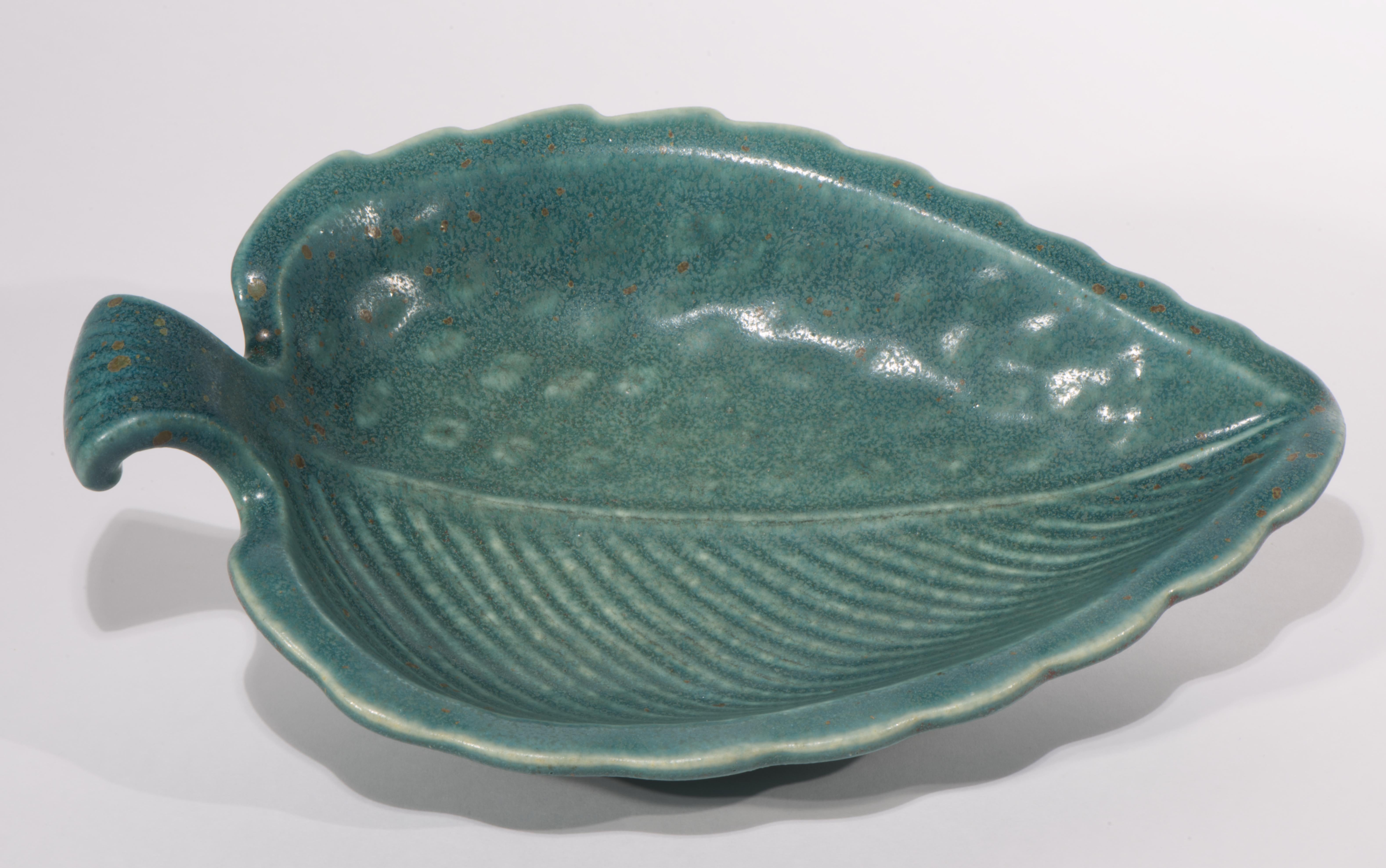  Auffällige Vintage-Schale, -Platte, -Teller oder -Tablett mit abstrakter Blattform und ausgeprägter, grüner Glasur mit zarter Sprenkelung. Die strukturierten Oberflächen ermöglichen es der Glasur, sich zu sammeln, wodurch subtile