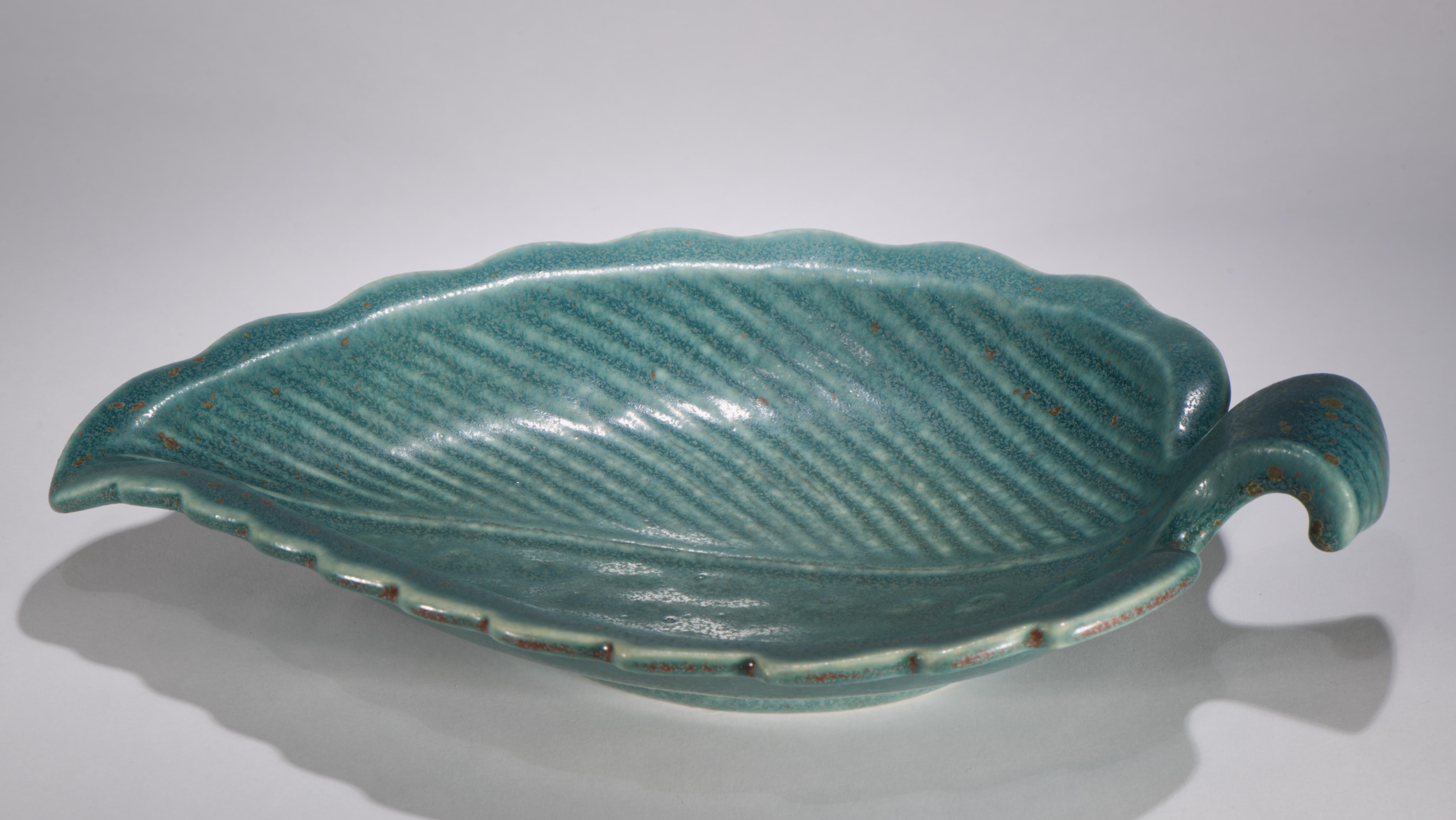 Gunnar Nylund für Rörstand Schweden Keramische Blattschale Tablett 1940-1956 (Handgefertigt) im Angebot