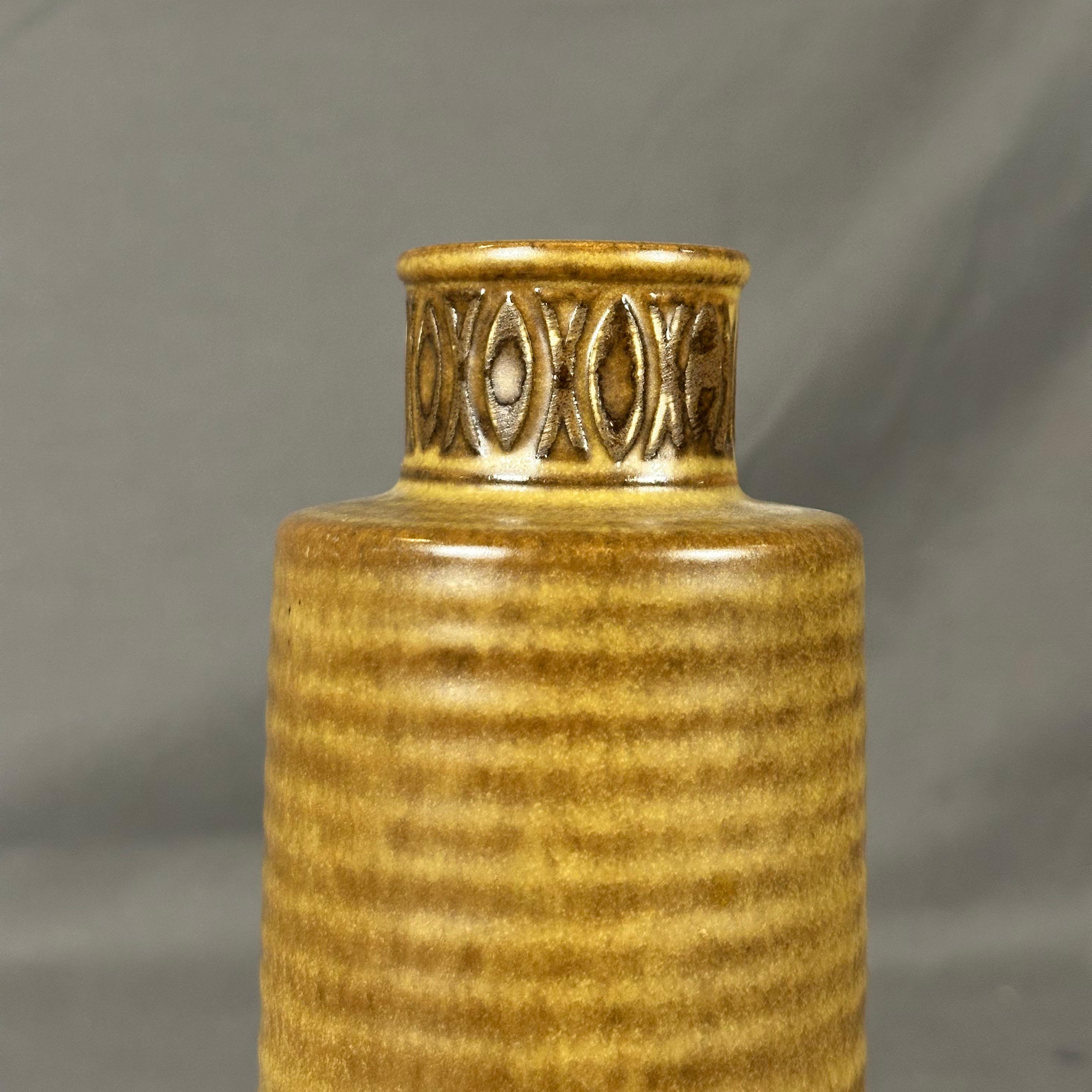 Suédois Vase à fleurs moutarde de la collection Petitess de Gunnar Nylund pour Rörstrand 1964 en vente