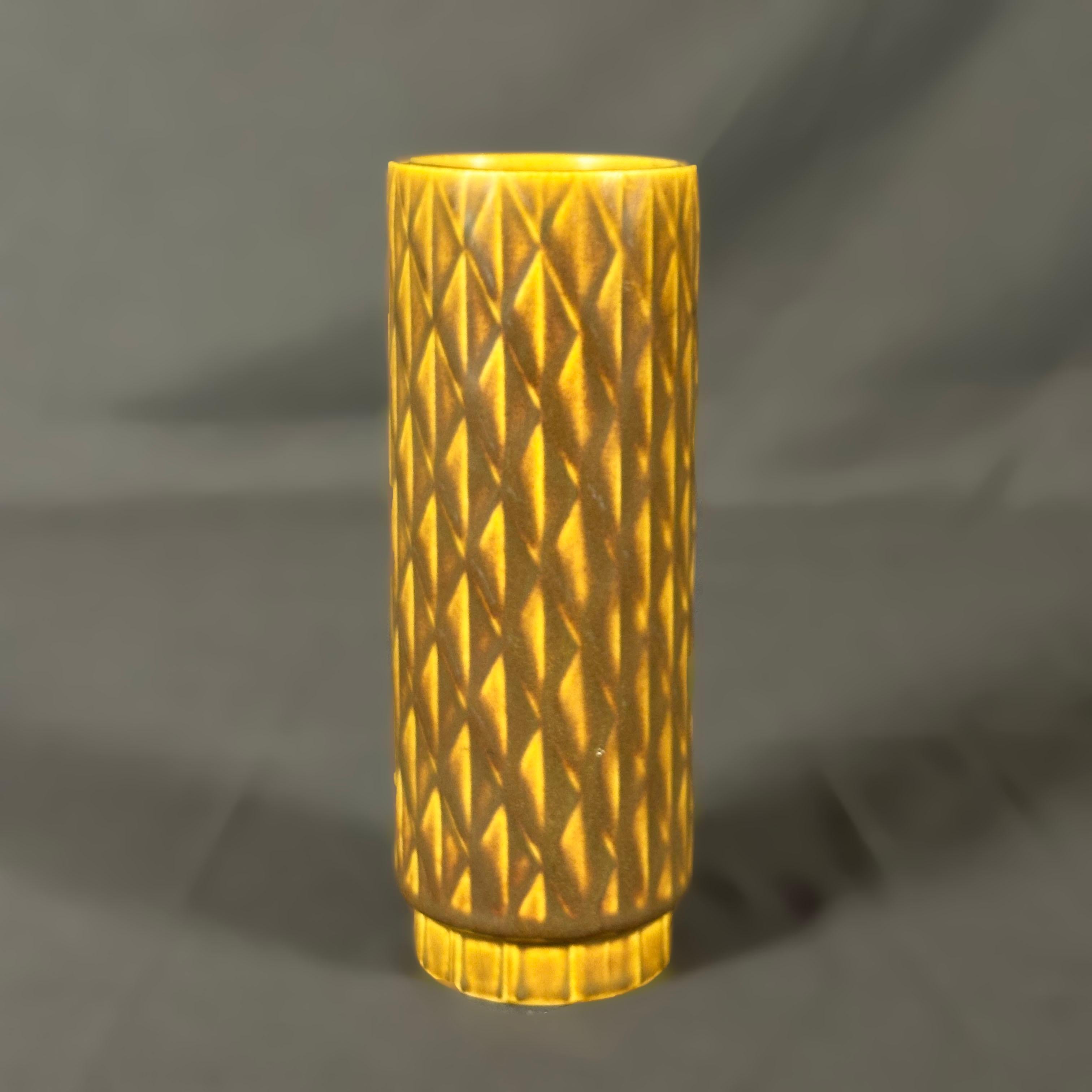Conçu par Gunnar Nylund en 1967 pour la Collection Eterna, ce vase cylindrique à l'émail ocre et jaune est une belle pièce de la céramique suédoise. Signé avec Rörstrand 