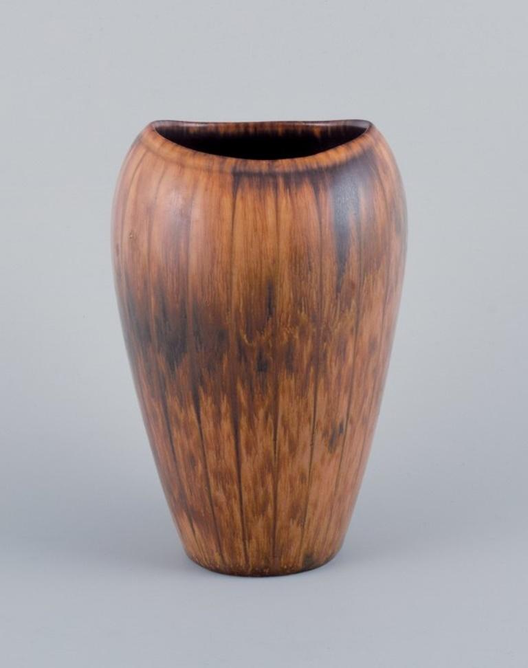 Gunnar Nylund for Rörstrand.
Ceramic vase with a brownish glaze.
Approximately from the 1960s.
Marked.
In excellent condition.
Second factory quality.
Dimensions: H 15.0 cm x D 10.0 cm.