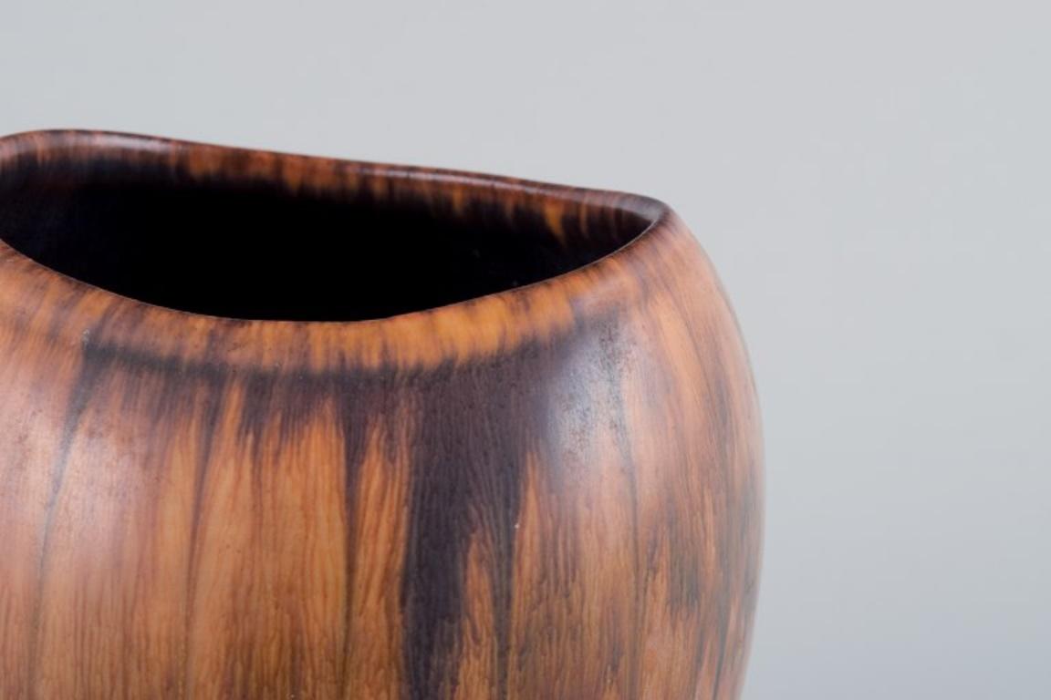 Gunnar Nylund for Rörstrand, a ceramic vase with a brownish glaze. In Excellent Condition For Sale In Copenhagen, DK