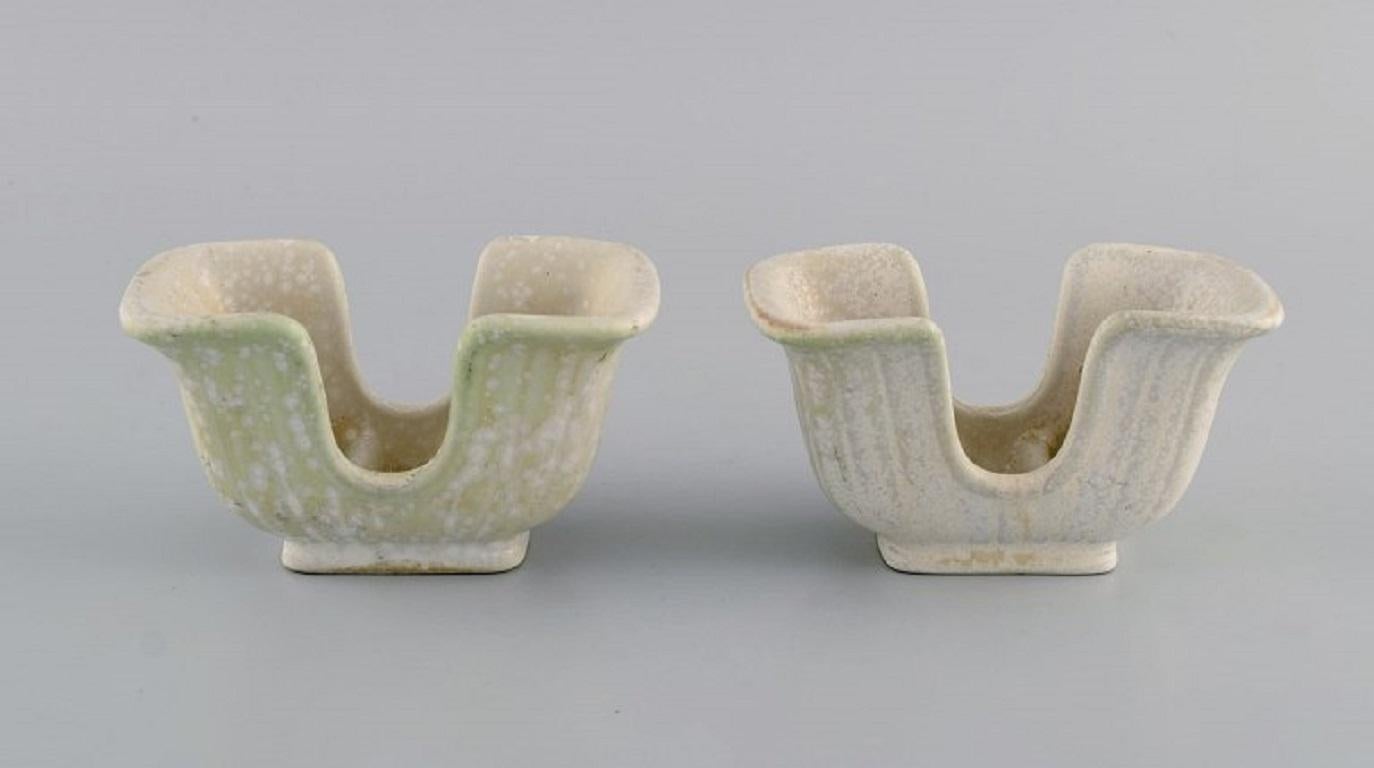 Gunnar Nylund for Rörstrand. A pair of decorative bowls in glazed ceramics. 
Beautiful eggshell glaze. Mid-20th century.
Measures: 11 x 6 cm.
In excellent condition.
Signed.
2nd Factory quality.