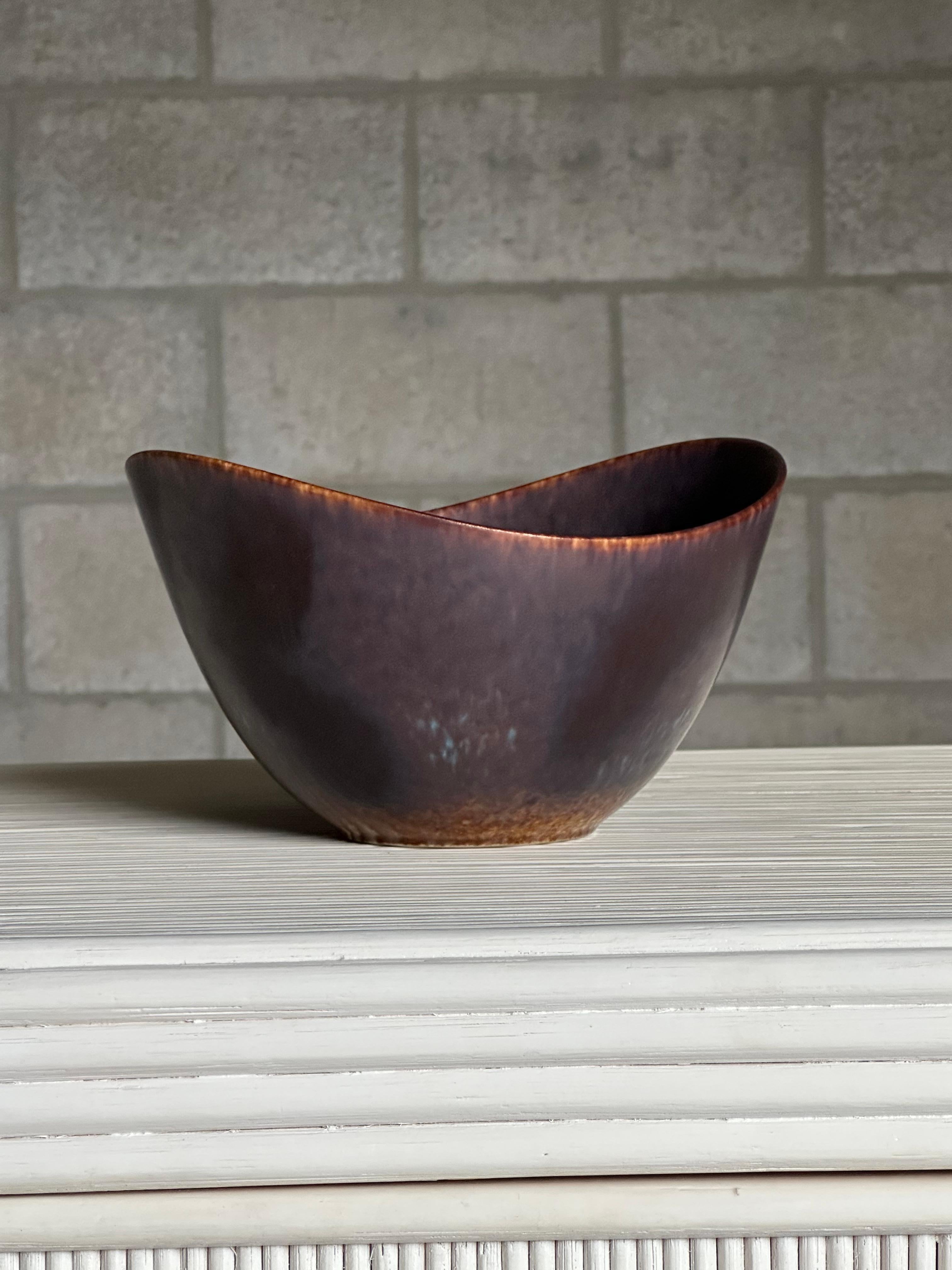 A well sized decorative bowl designed by Gunnar Nylund. Iconic form with great movement iconic of Swedish modern design. Wonderful scale and glaze