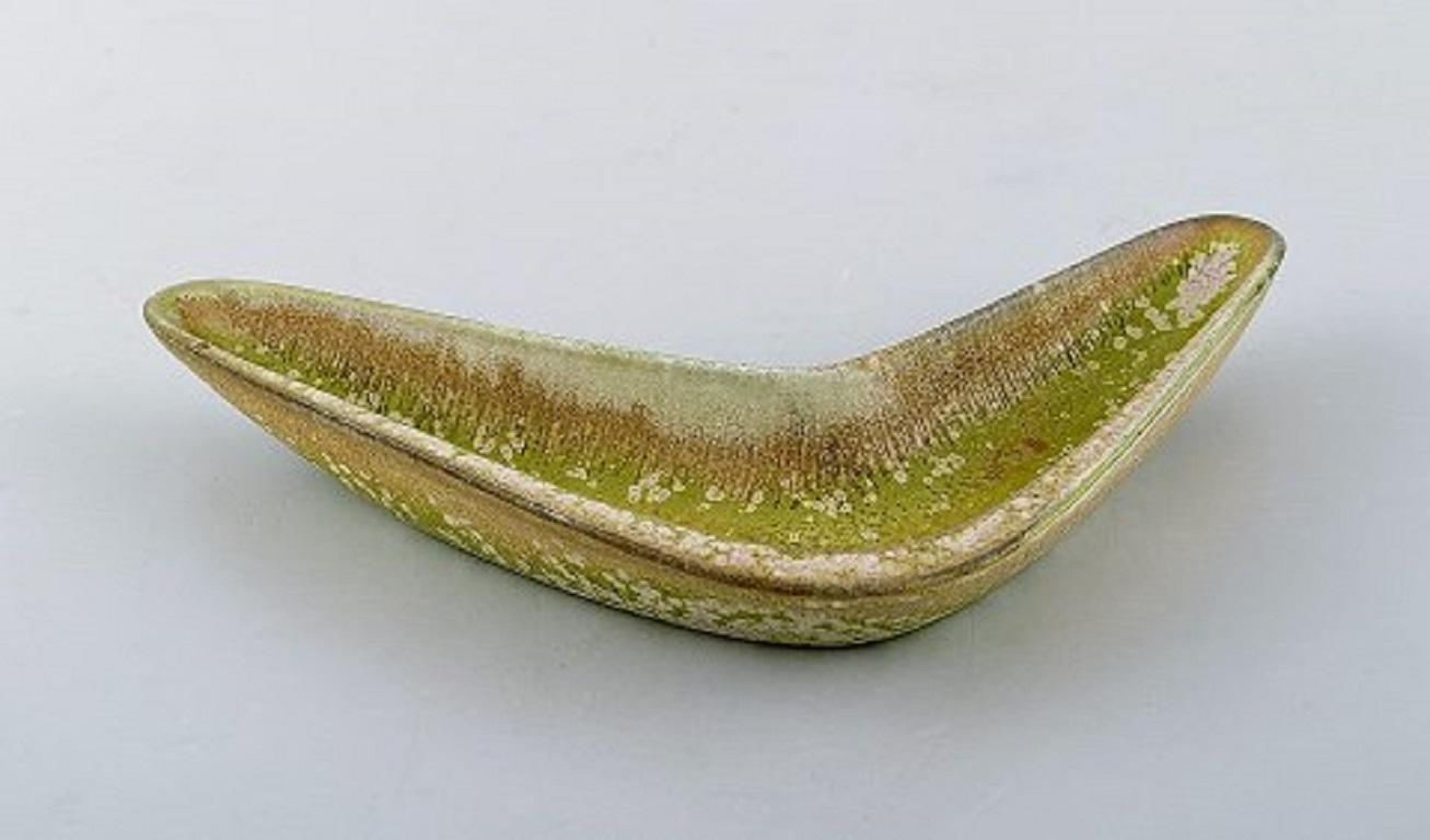 Gunnar Nylund for Rörstrand. Boomerang shaped bowl in glazed ceramics. Beautiful lime green eggshell glaze, mid-20th century.
Measures: 21 x 3 cm.
In very good condition.
2nd factory.
Stamped.