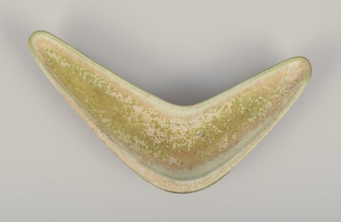 Scandinavian Modern Gunnar Nylund for Rörstrand. Boomerang-shaped ceramic bowl. Eggshell glaze. For Sale