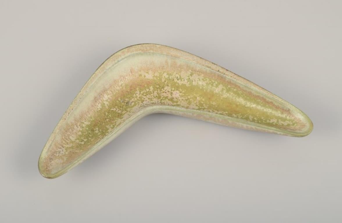 Swedish Gunnar Nylund for Rörstrand. Boomerang-shaped ceramic bowl. Eggshell glaze. For Sale