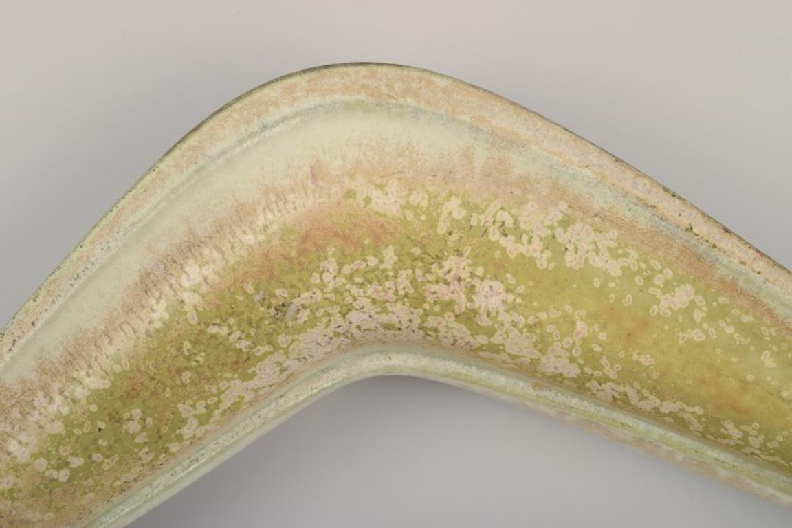 Glazed Gunnar Nylund for Rörstrand. Boomerang-shaped ceramic bowl. Eggshell glaze. For Sale