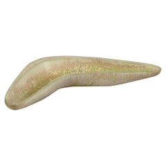 Gunnar Nylund für Rörstrand. Bumerangförmige Keramikschale. Eierschalenglasur.