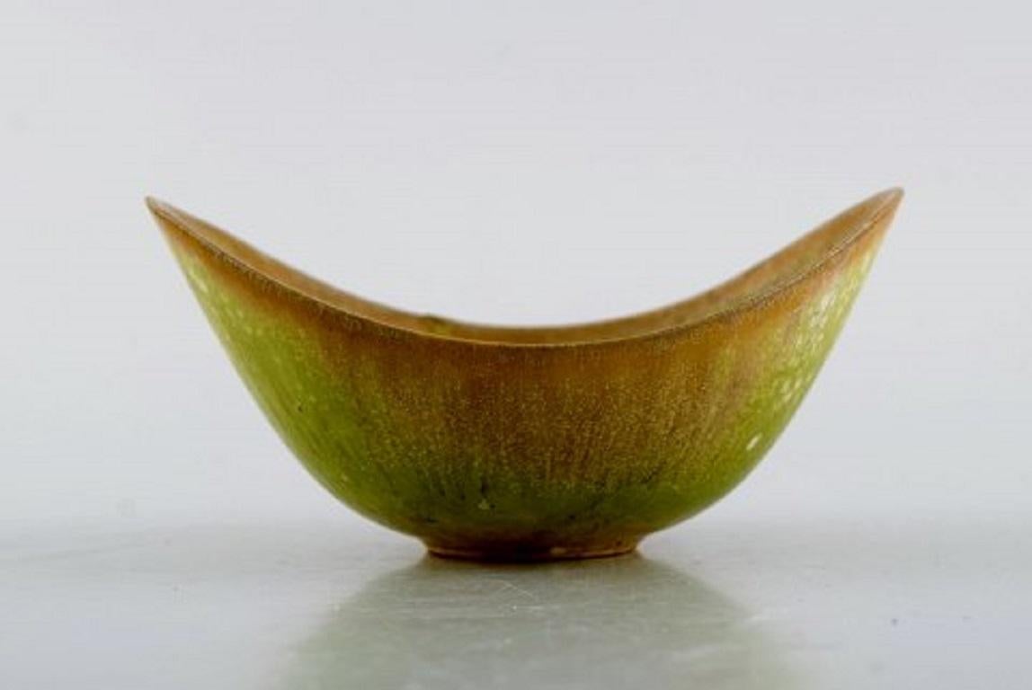 Gunnar Nylund for Rörstrand. Bowl in glazed ceramics. Beautiful lime green eggshell glaze, mid-20th century.
Measures: 10.5 x 5 cm.
In very good condition.
2nd factory.
Stamped.
  
