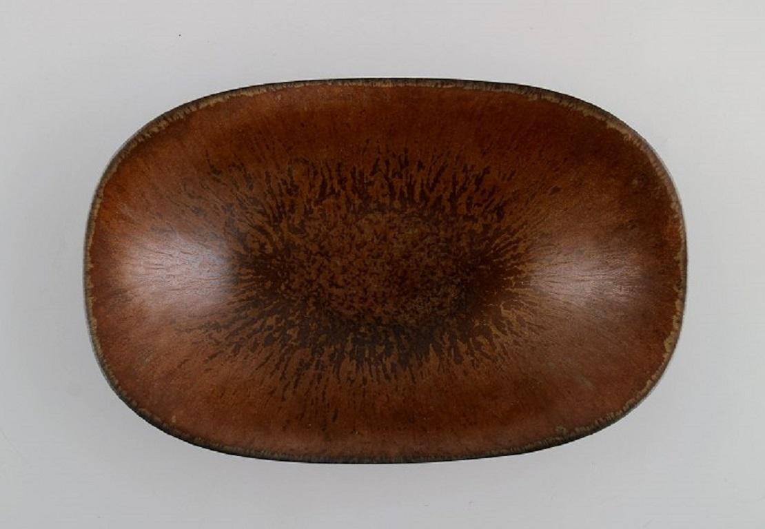 Gunnar Nylund for Rörstrand. Bowl in glazed ceramics. 
Beautiful glaze in brown shades. Mid-20th century
Measures: 17 x 11 cm.
Height: 4.5 cm.
Stamped.
In excellent condition.