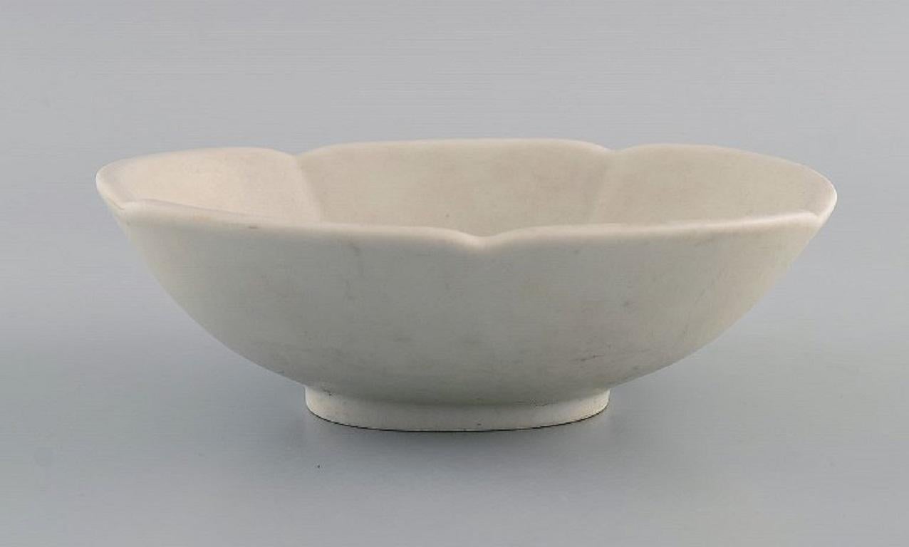 Gunnar Nylund for Rörstrand. Bowl in glazed ceramics. 
Beautiful glaze in light cream shades. Mid-20th century.
Measures: 17.5 x 12 cm.
Height: 6 cm.
In excellent condition.
Signed.
2nd factory quality.