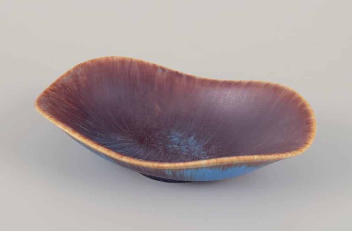 Scandinave moderne Gunnar Nylund pour Rörstrand. Bol en céramique, émaillé dans les tons bleu-brun. en vente