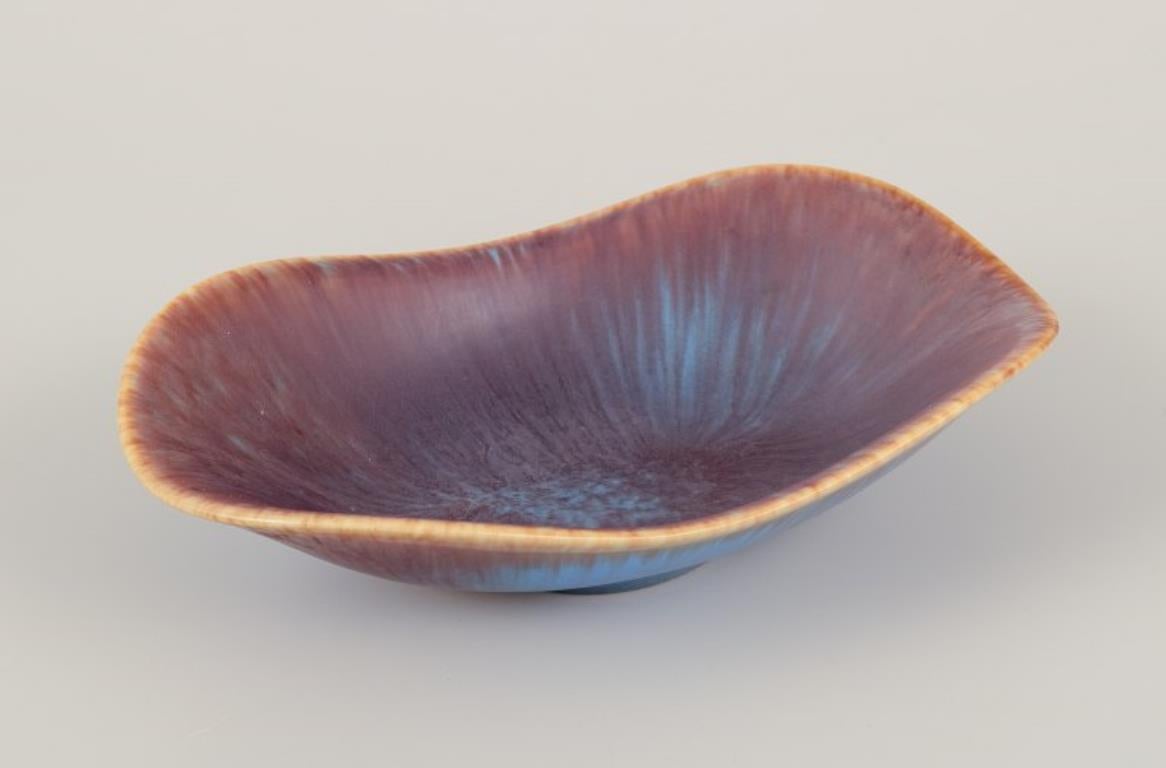 Suédois Gunnar Nylund pour Rörstrand. Bol en céramique, émaillé dans les tons bleu-brun. en vente