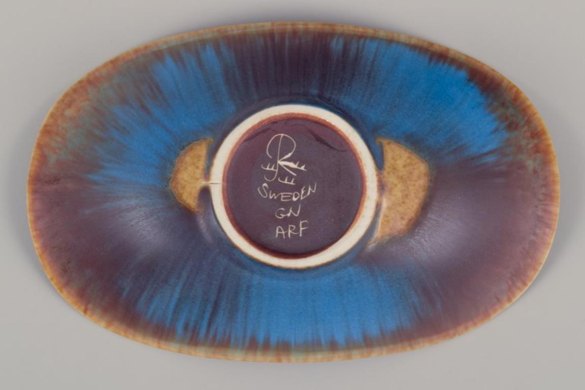 20ième siècle Gunnar Nylund pour Rörstrand. Bol en céramique, émaillé dans les tons bleu-brun. en vente