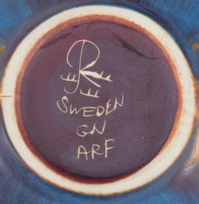 Céramique Gunnar Nylund pour Rörstrand. Bol en céramique, émaillé dans les tons bleu-brun. en vente
