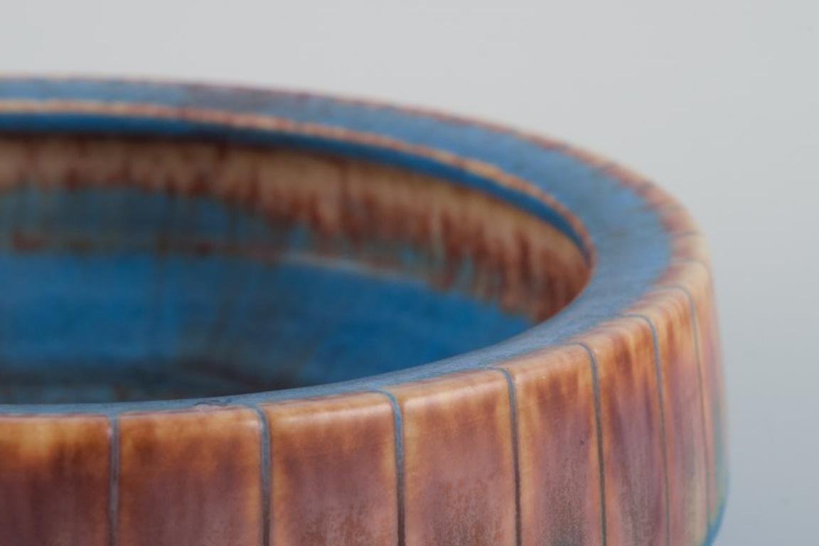 Gunnar Nylund for Rörstrand. Ceramic bowl with glaze in blue and brown tones. In Excellent Condition For Sale In Copenhagen, DK