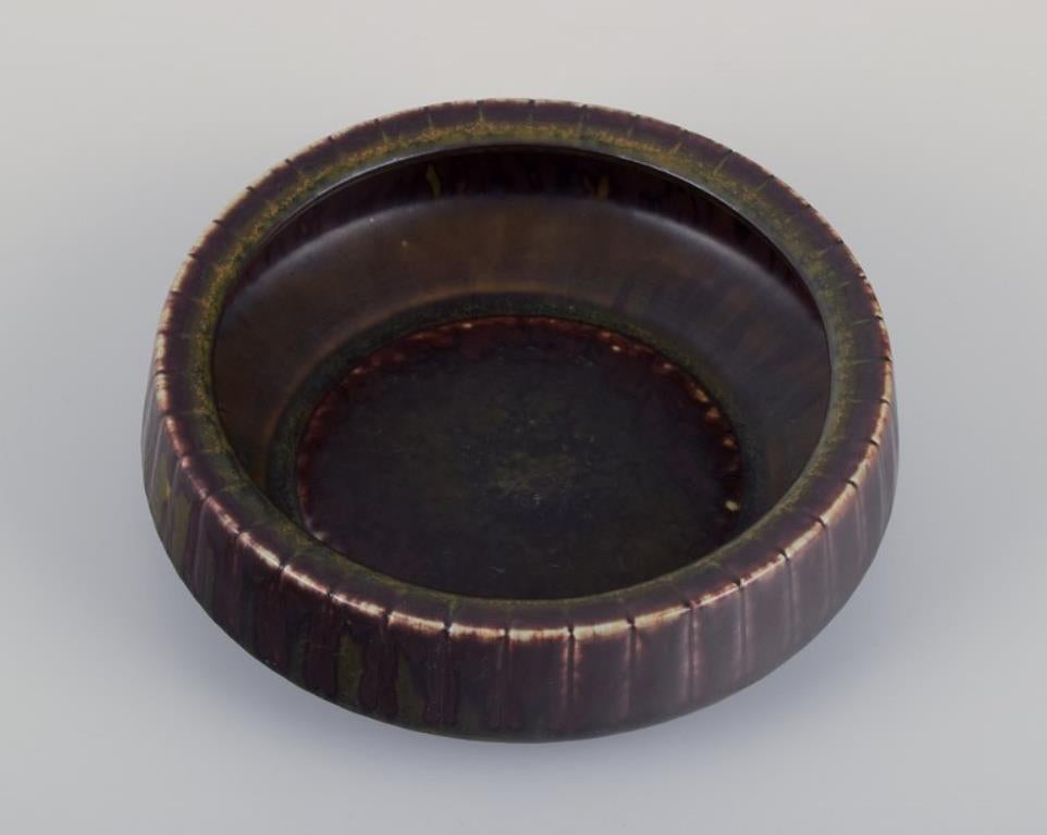 Scandinavo moderno Gunnar Nylund per Rörstrand. Ciotola in ceramica con smalto nei toni del marrone e del verde in vendita