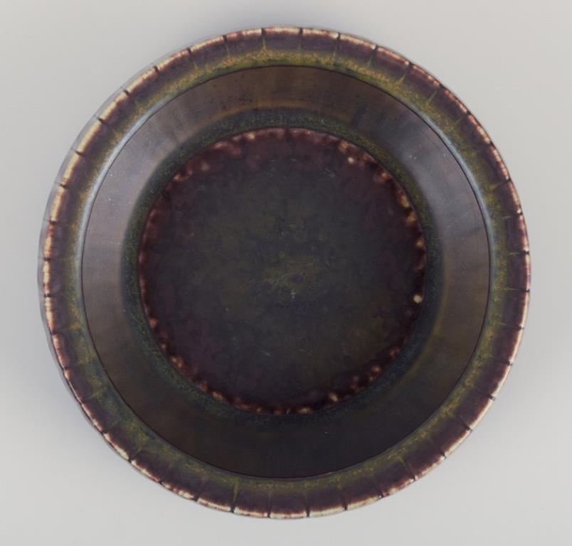 Svedese Gunnar Nylund per Rörstrand. Ciotola in ceramica con smalto nei toni del marrone e del verde in vendita