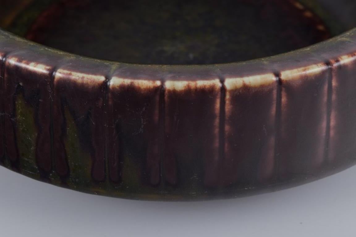 Smaltato Gunnar Nylund per Rörstrand. Ciotola in ceramica con smalto nei toni del marrone e del verde in vendita