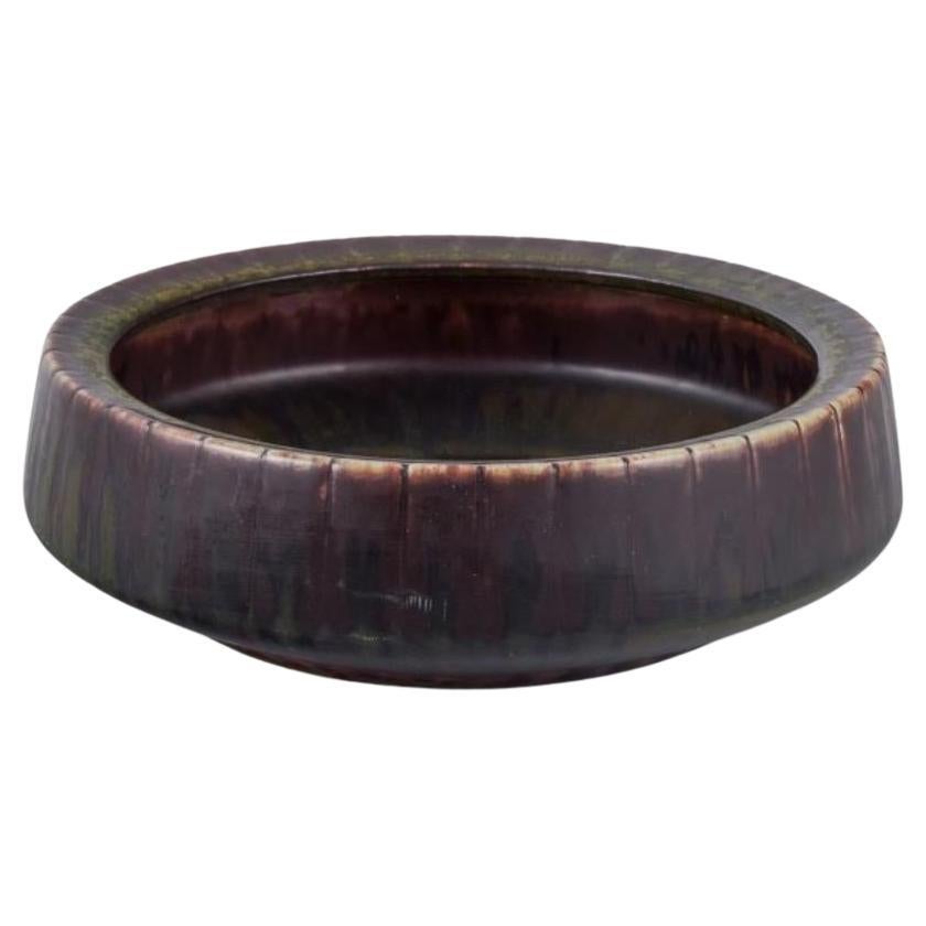 Gunnar Nylund per Rörstrand. Ciotola in ceramica con smalto nei toni del marrone e del verde