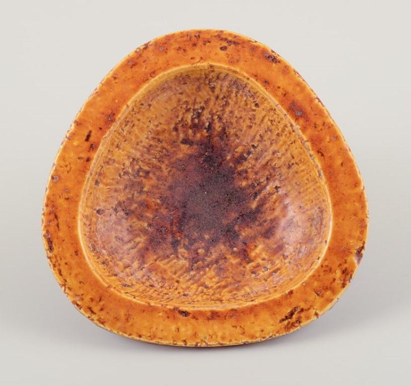 Gunnar Nylund (1904-1997) per Rörstrand, Svezia
Ciotola in ceramica con smalto nei toni del giallo ocra.
Dalla serie Chamotte.
Metà del 1900.
Contrassegnato.
Condizioni perfette.
Dimensioni: Diametro 15,0 cm. x Altezza 4,0 cm.
