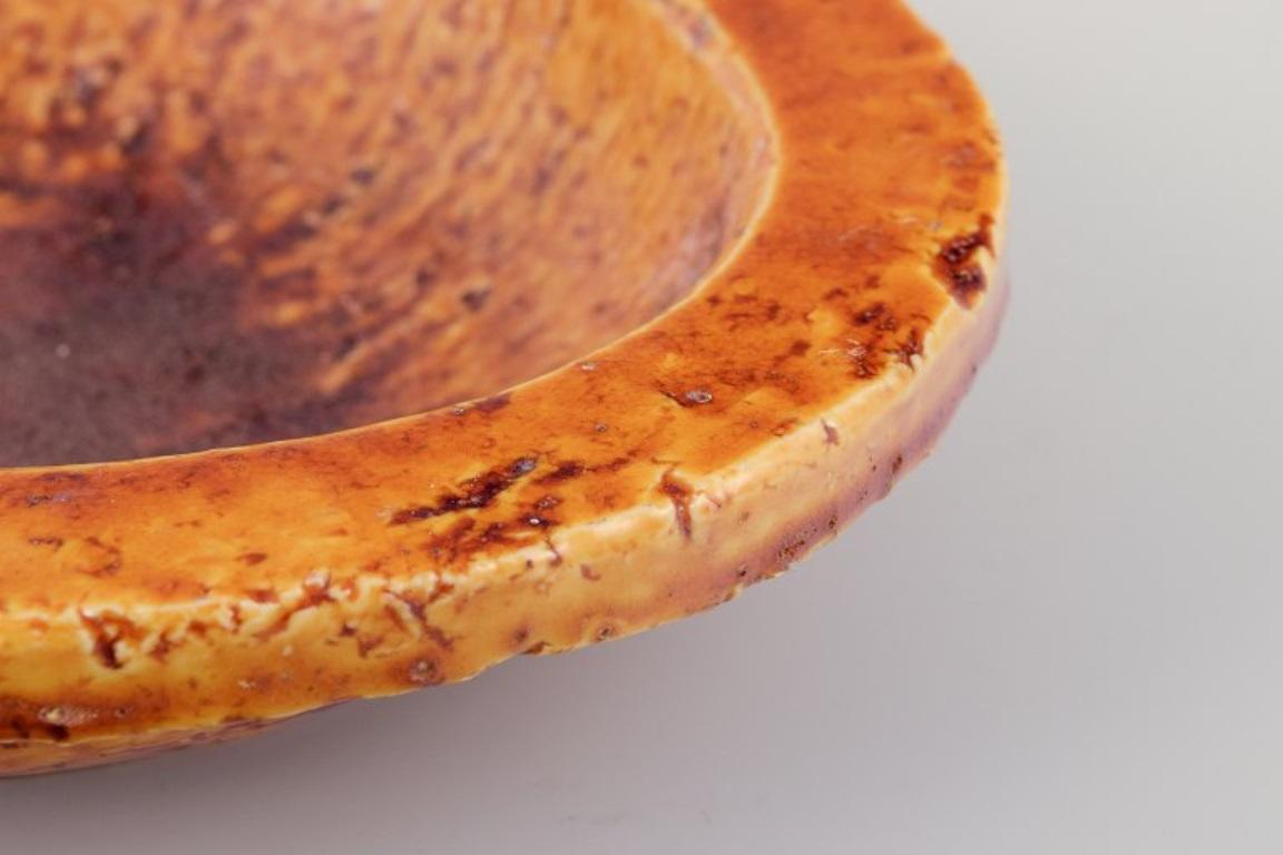Svedese Gunnar Nylund per Rörstrand. Ciotola in ceramica con smalto nei toni del giallo ocra in vendita