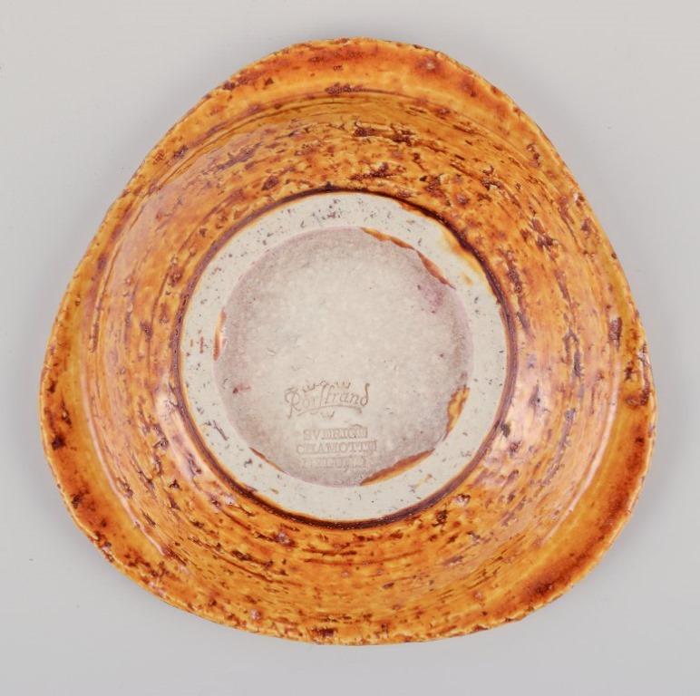 Smaltato Gunnar Nylund per Rörstrand. Ciotola in ceramica con smalto nei toni del giallo ocra in vendita