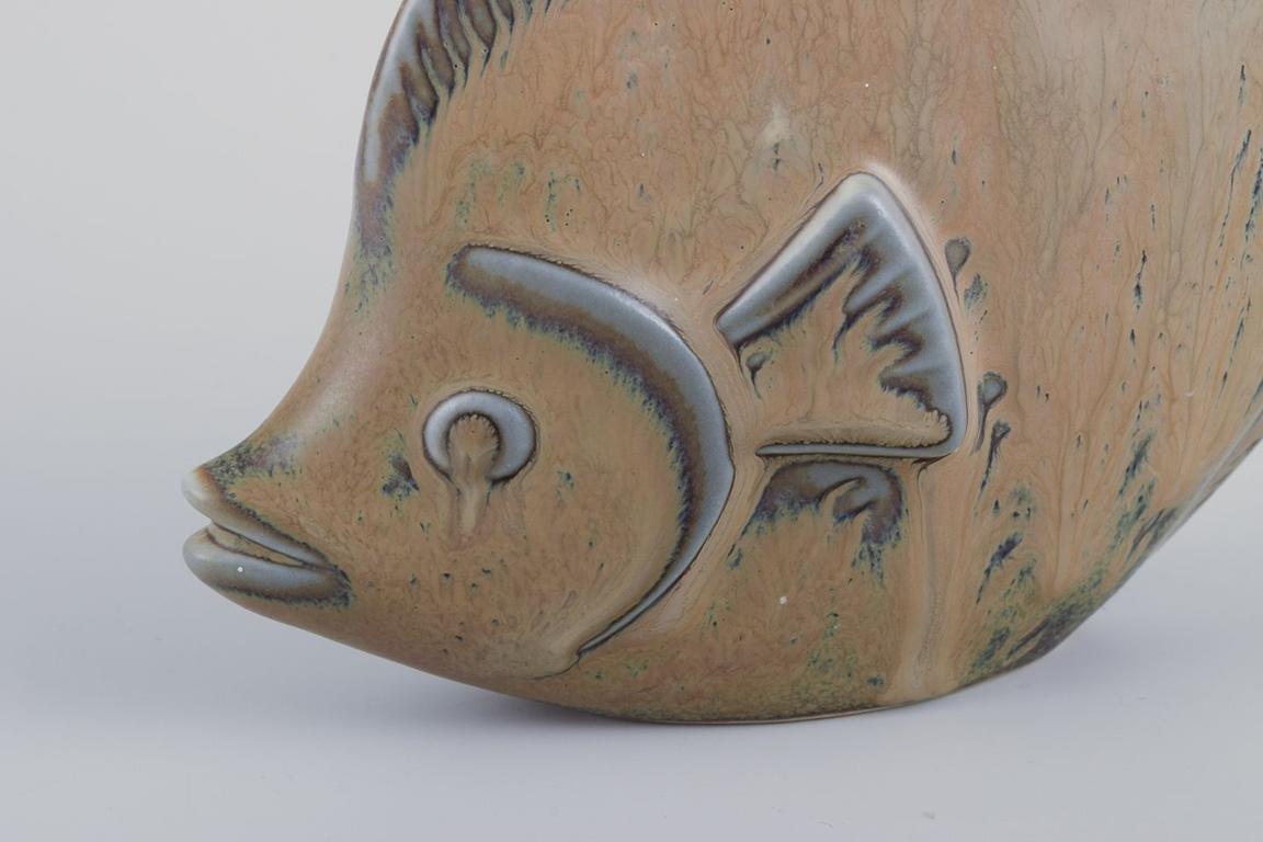 Gunnar Nylund para Rörstrand. Figura de cerámica de un pez. Mediados del siglo XX Escandinavo moderno en venta