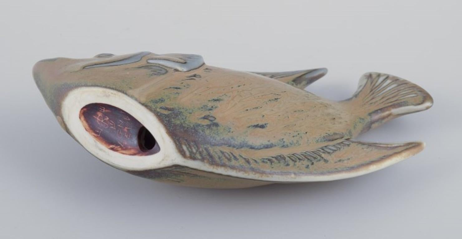 Gunnar Nylund para Rörstrand. Figura de cerámica de un pez. Mediados del siglo XX Glaseado en venta