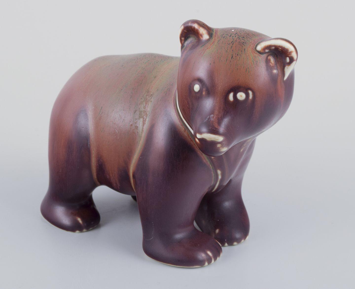 Gunnar Nylund para Rörstrand. Figurita de cerámica de un osezno. Escandinavo moderno en venta