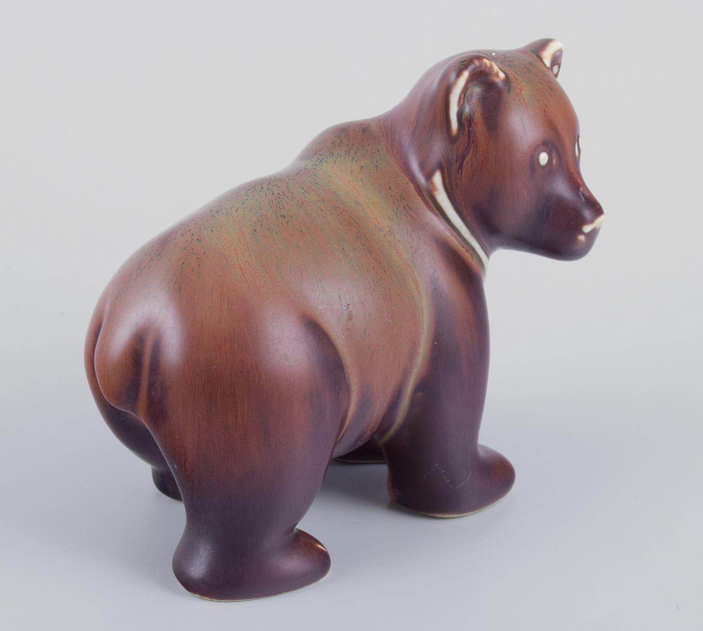 Gunnar Nylund para Rörstrand. Figurita de cerámica de un osezno. Glaseado en venta