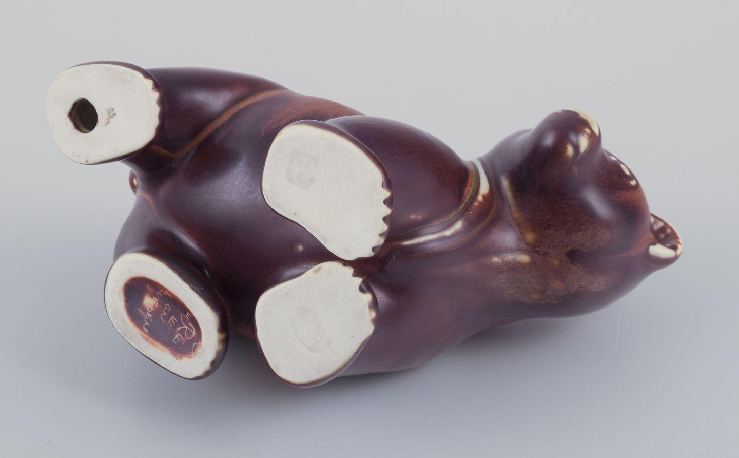 Gunnar Nylund para Rörstrand. Figurita de cerámica de un osezno. en Excelente estado para la venta en København, Copenhagen
