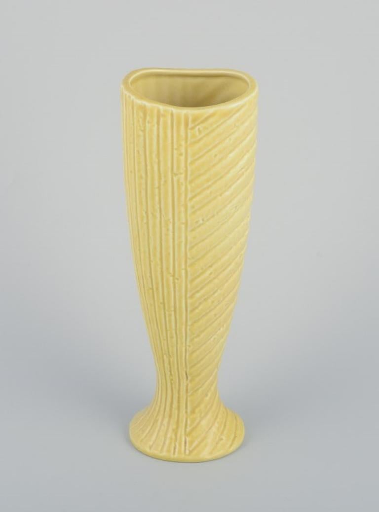 Gunnar Nylund (1904-1997) per Rörstrand, Svezia. 
Vaso di ceramica in argilla chamotte. Forma rara. Smalto giallo.
Metà del XX secolo.
In perfette condizioni.
Contrassegnato.
Prima qualità di fabbrica.
Dimensioni: H. 24,5 cm x L. 8,0 cm.

Gunnar