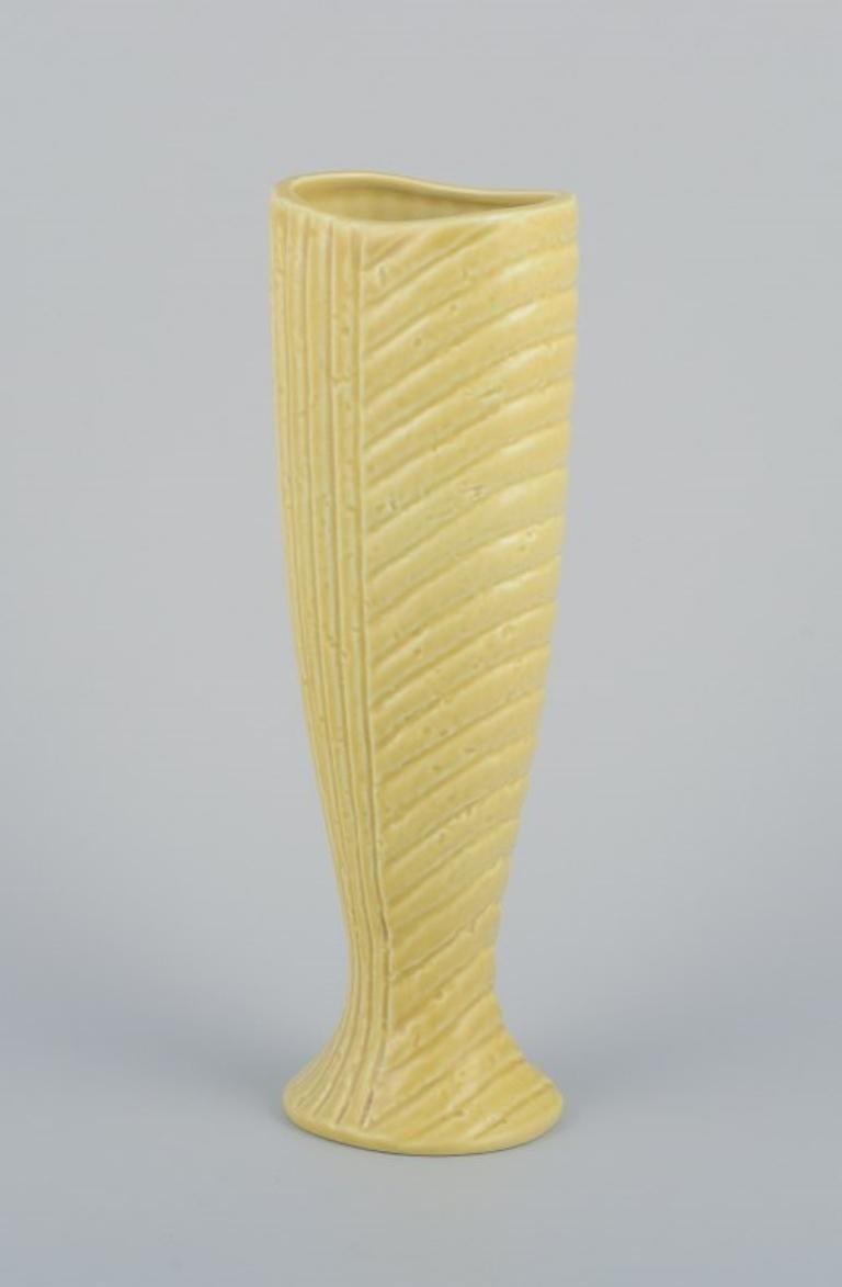 Scandinavo moderno Gunnar Nylund per Rörstrand. Vaso di ceramica in argilla chamotte. Smalto giallo in vendita
